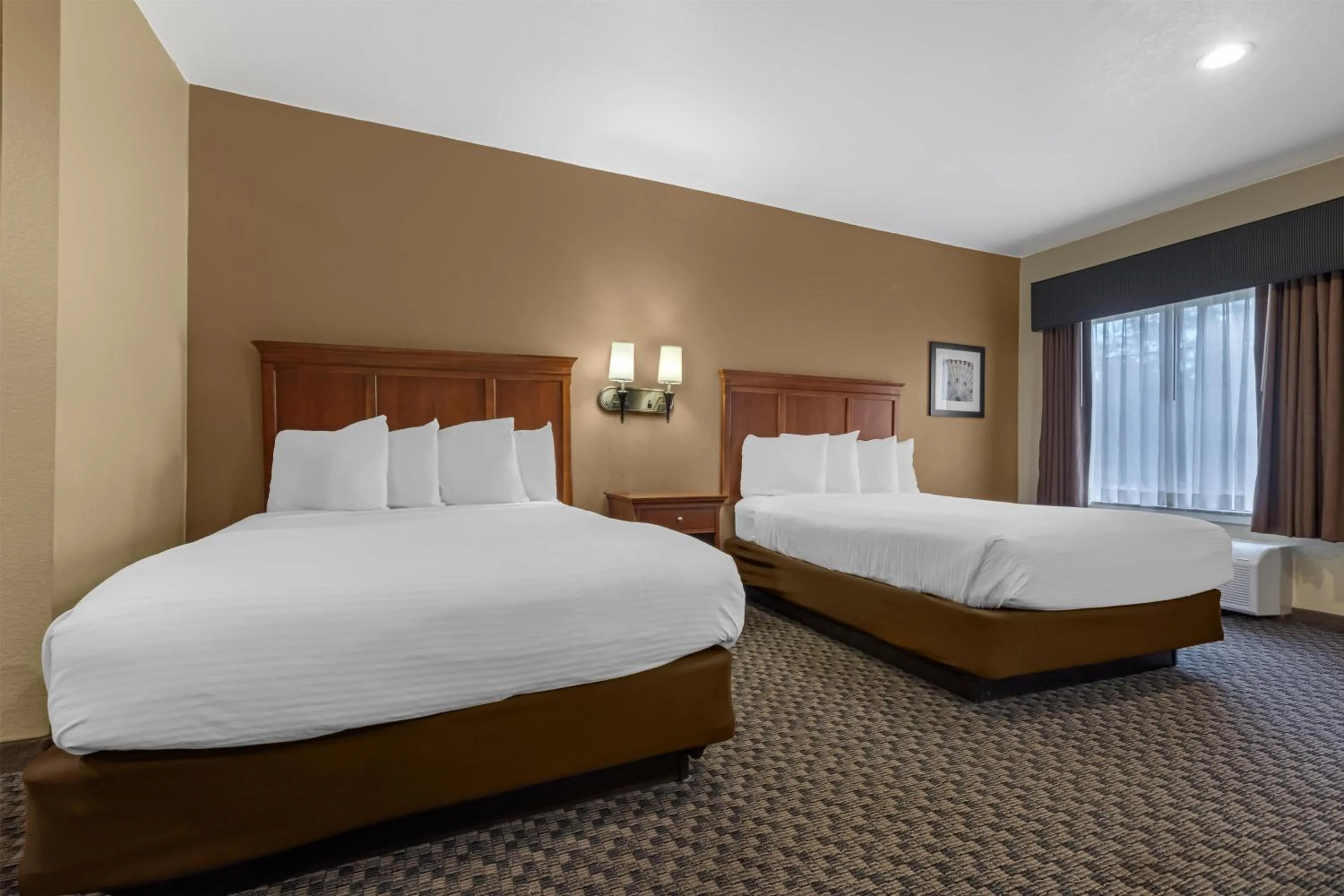 Queen Room with Two Queen Beds and Bath Tub - Mobility Accessible/Hot Tub/Non-Smoking in Best Western Plus Shamrock Inn & Suites