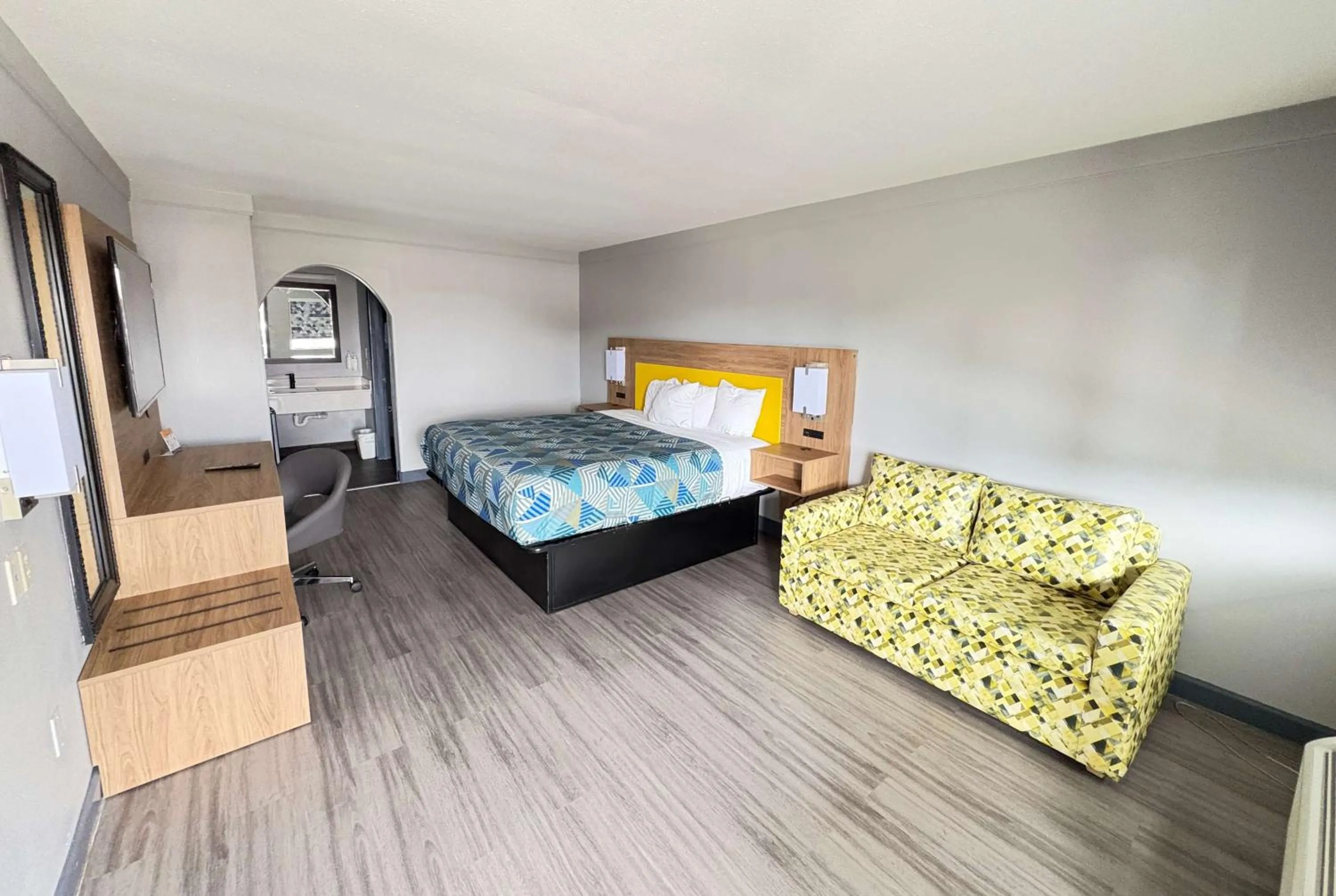 King Room with Roll-in Shower - Mobility Access/Non-Smoking in Days Inn by Wyndham Gonzales