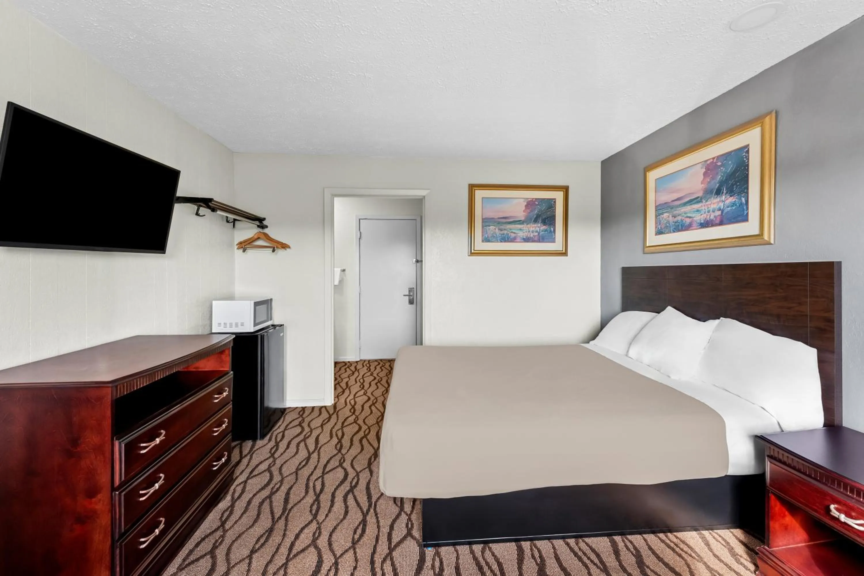 1 Queen Bed Smoking in Americas Best Value Inn Marion