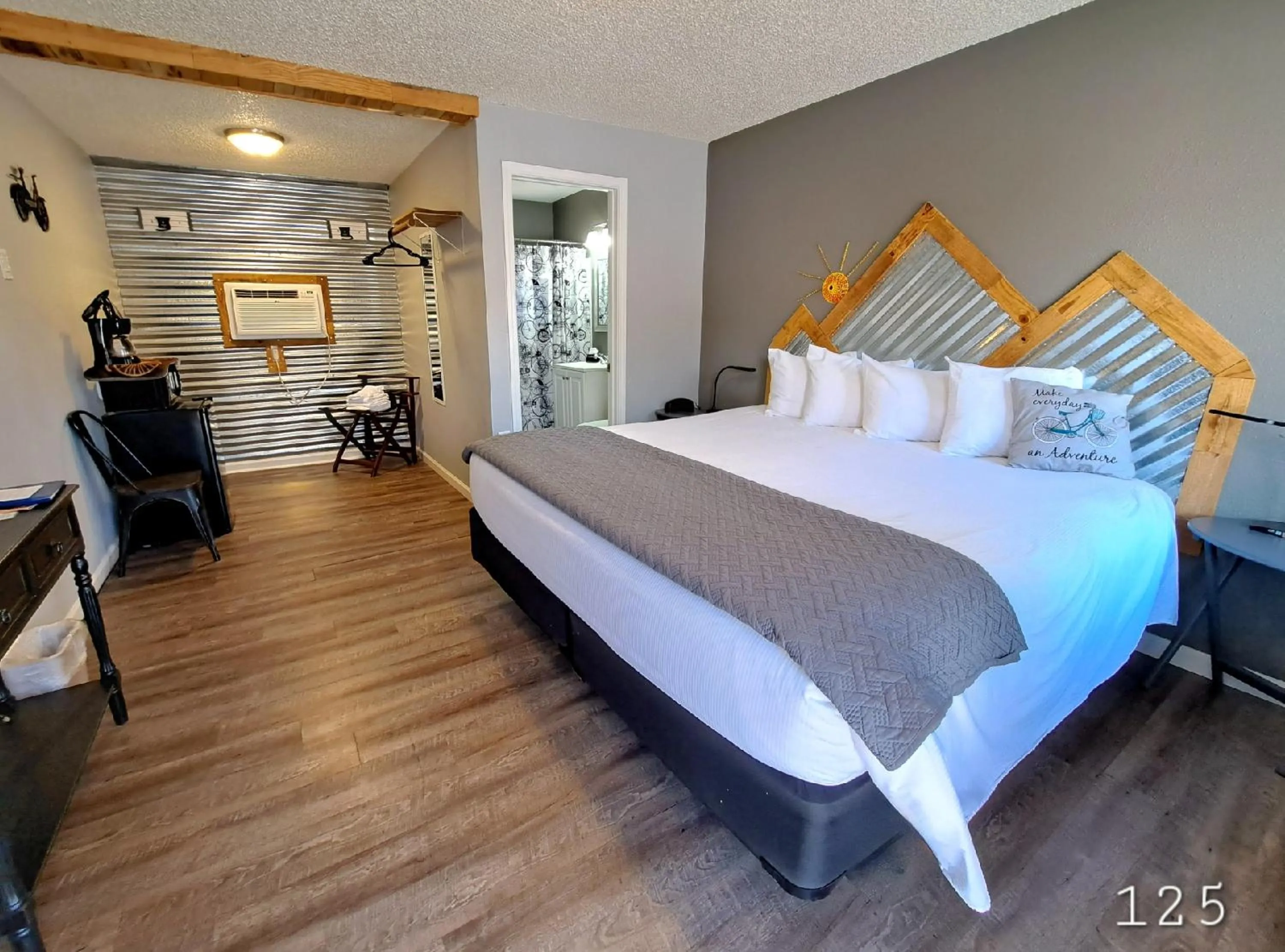 Superior King Room in Buffalo Lodge Bicycle Resort - Amazing access to local trails & the Garden