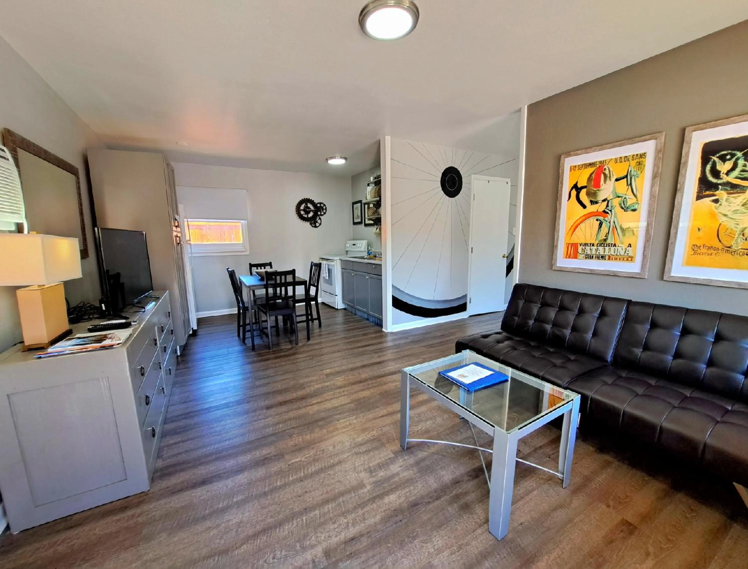 King Suite in Buffalo Lodge Bicycle Resort - Amazing access to local trails & the Garden