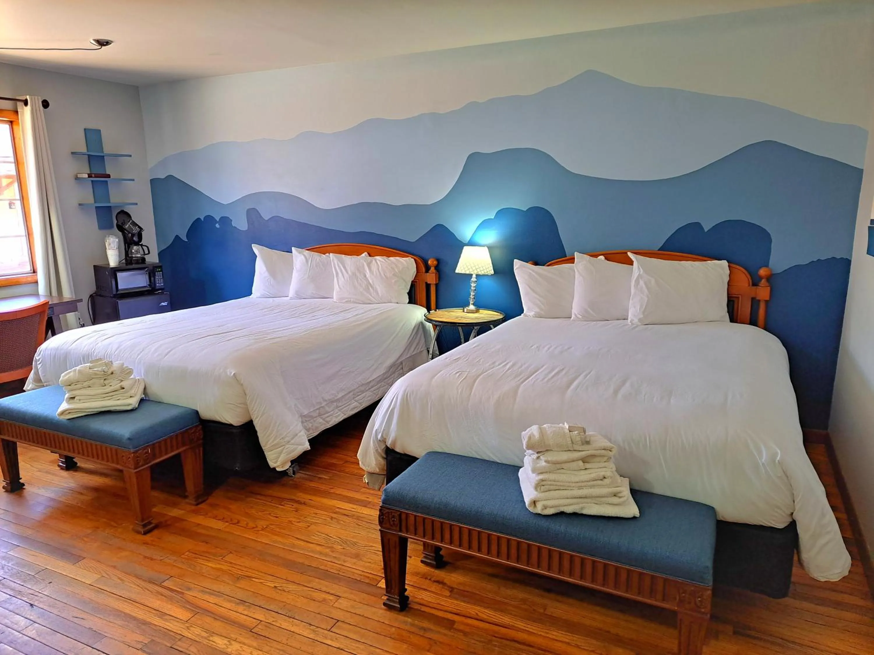 Queen Room in Buffalo Lodge Bicycle Resort - Amazing access to local trails & the Garden