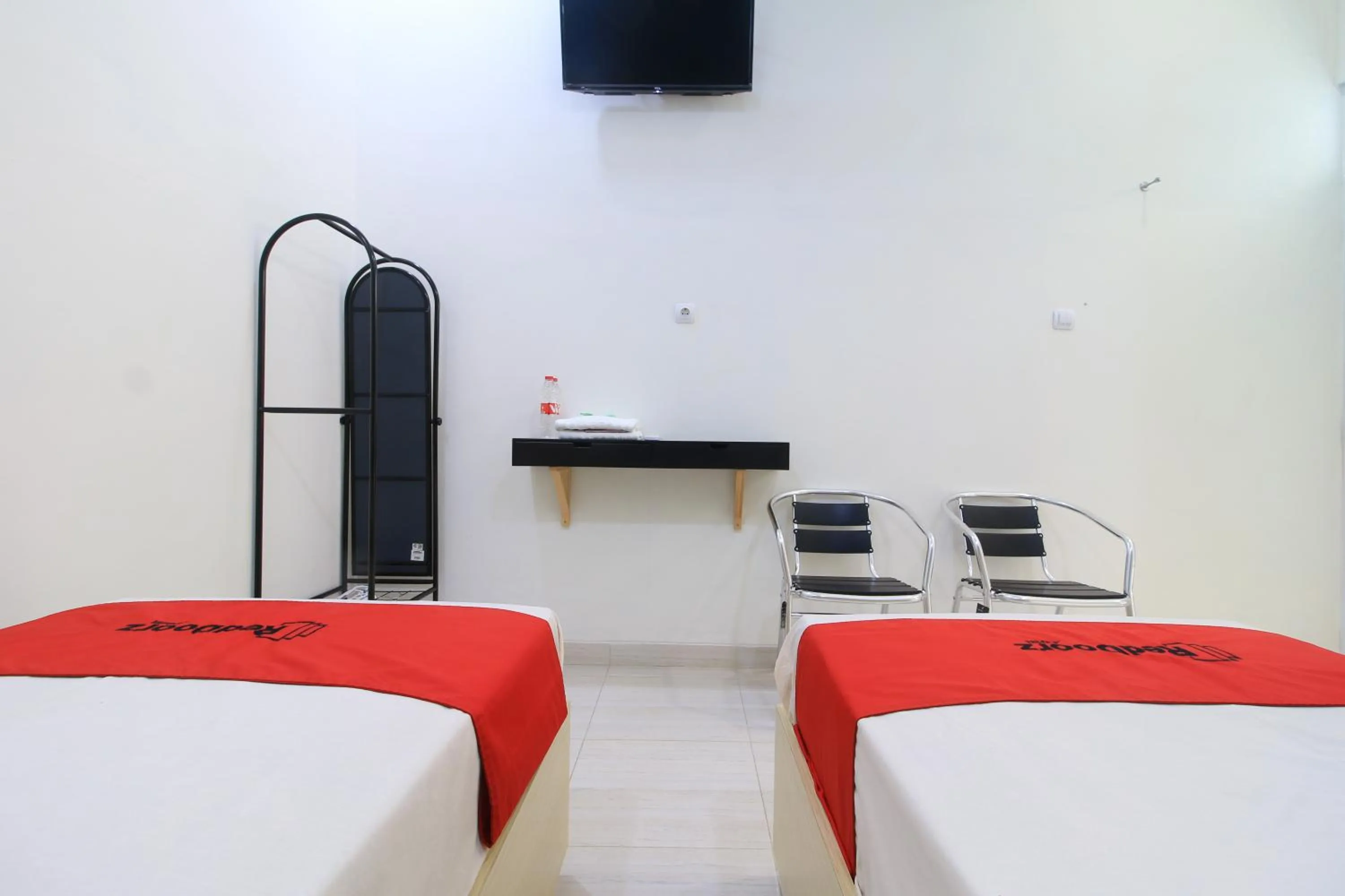 Deluxe Twin Room in RedDoorz at Hotel Putra Perdana Klaten