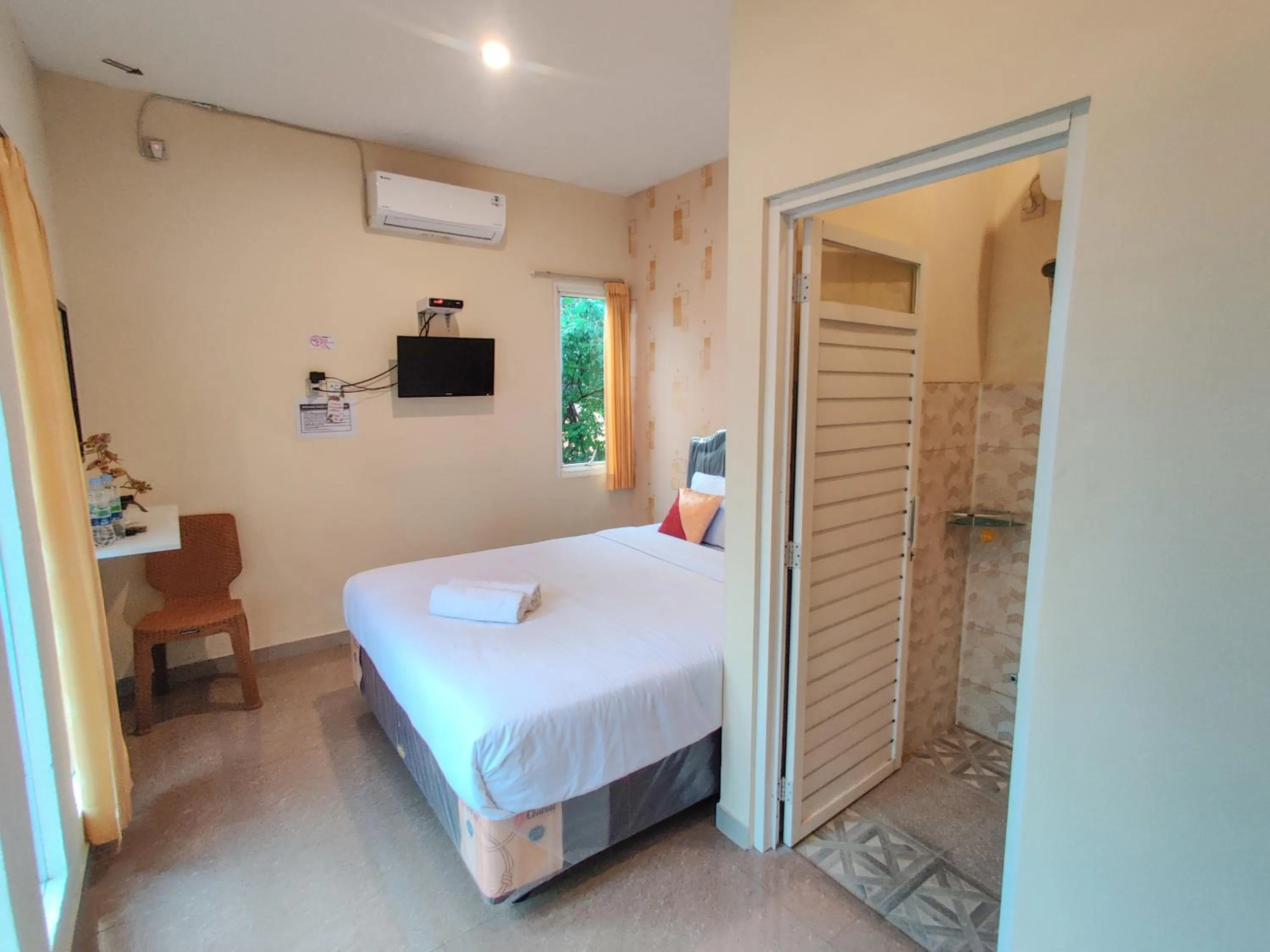 Standard Double Room in Ayuning Guest House Syariah Semarang Mitra RedDoorz