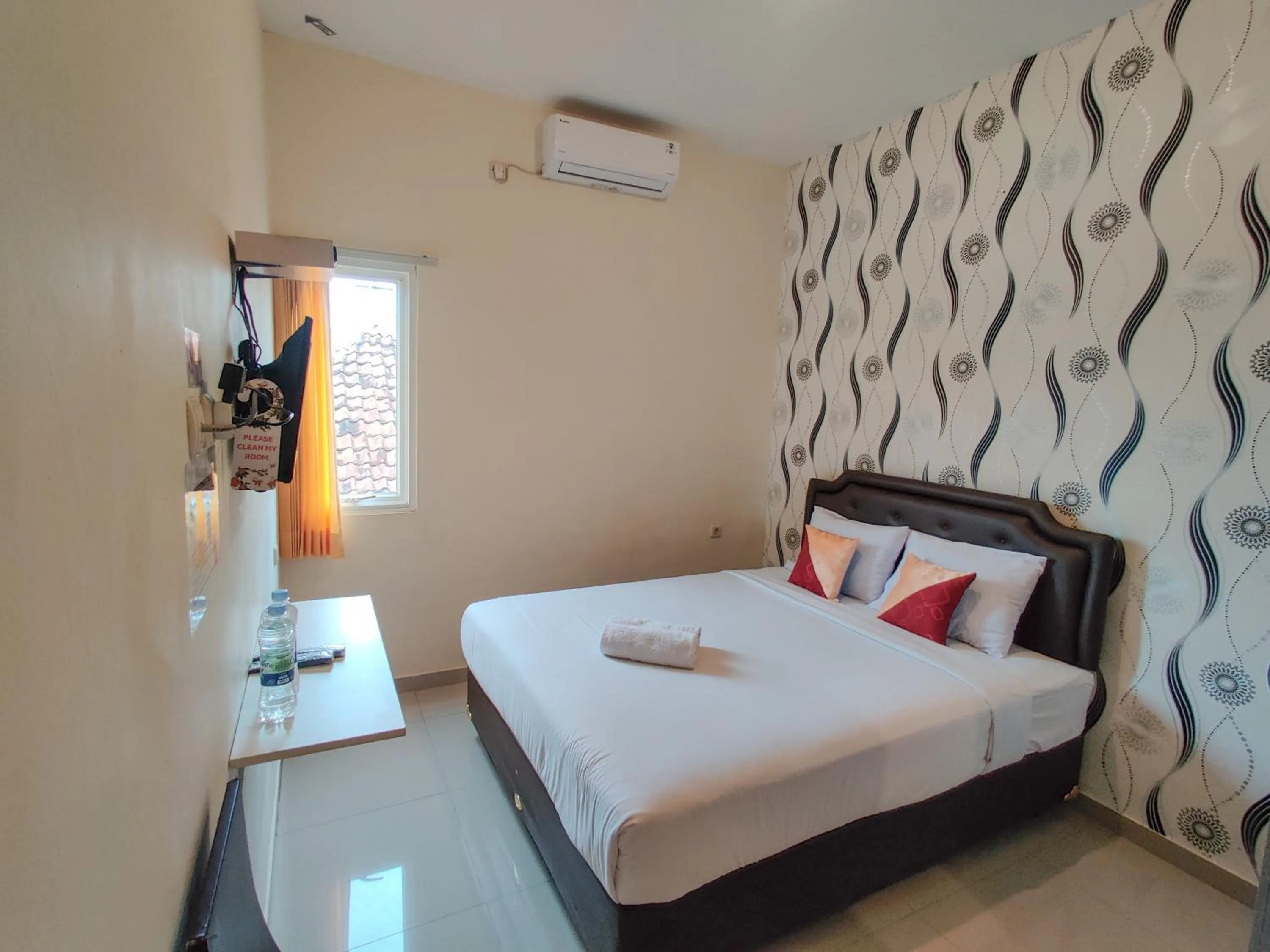 Deluxe Double Room in Ayuning Guest House Syariah Semarang Mitra RedDoorz