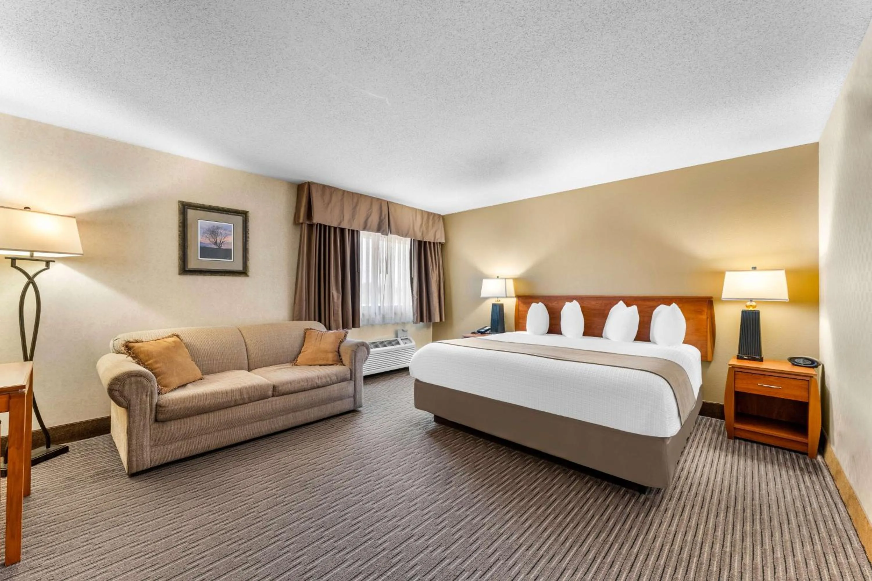 King Suite with Sofa Bed and Walk-In Shower - Non-Smoking in Best Western Vermillion Inn