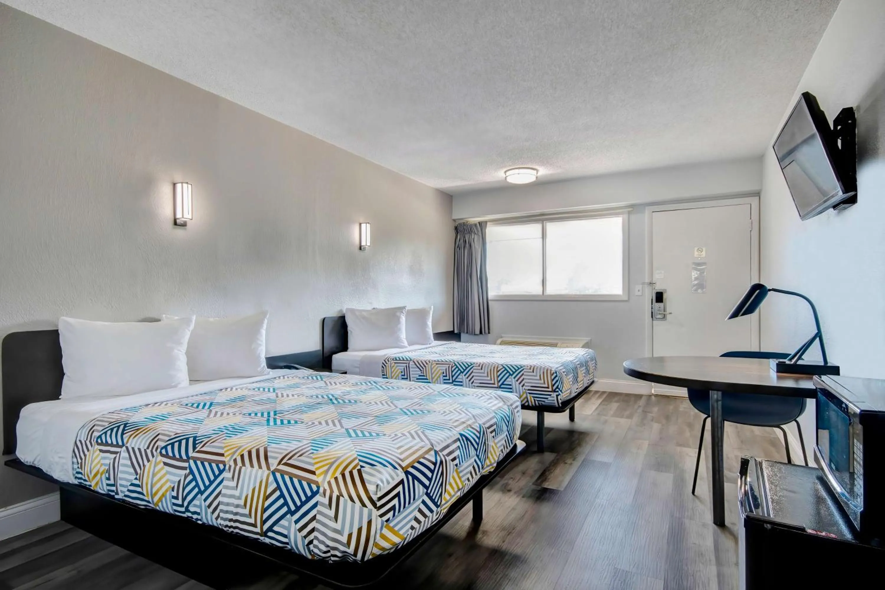 Quadruple Room - single occupancy - Disability Access - Non-Smoking in Motel 6 Columbus OH - OSU North