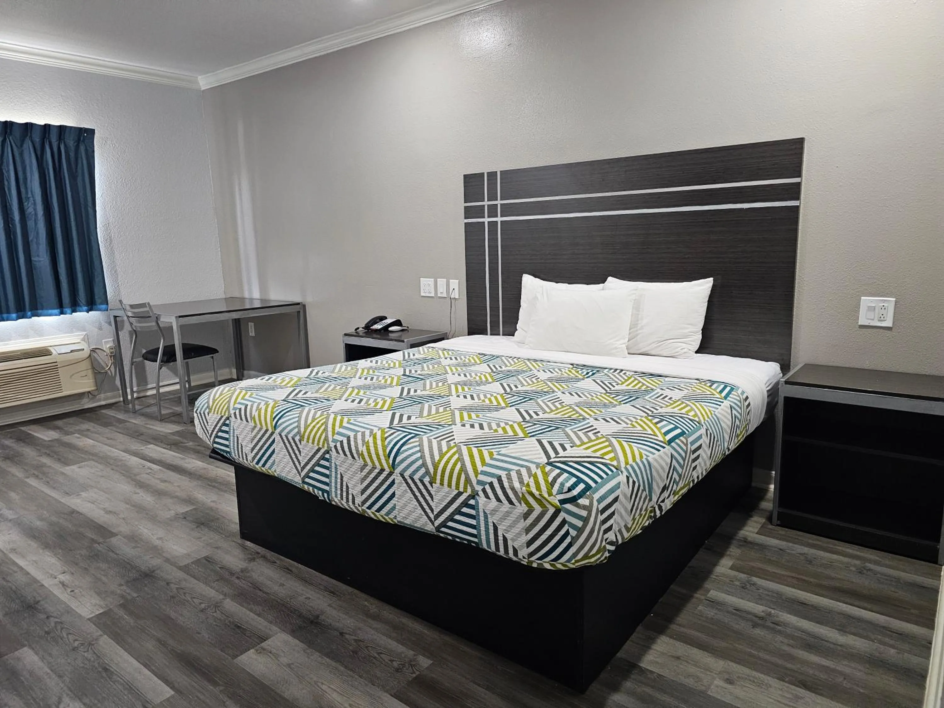 Deluxe King Room - Smoking in Motel 6 Houston, TX - Hwy 249 and Fallbrook