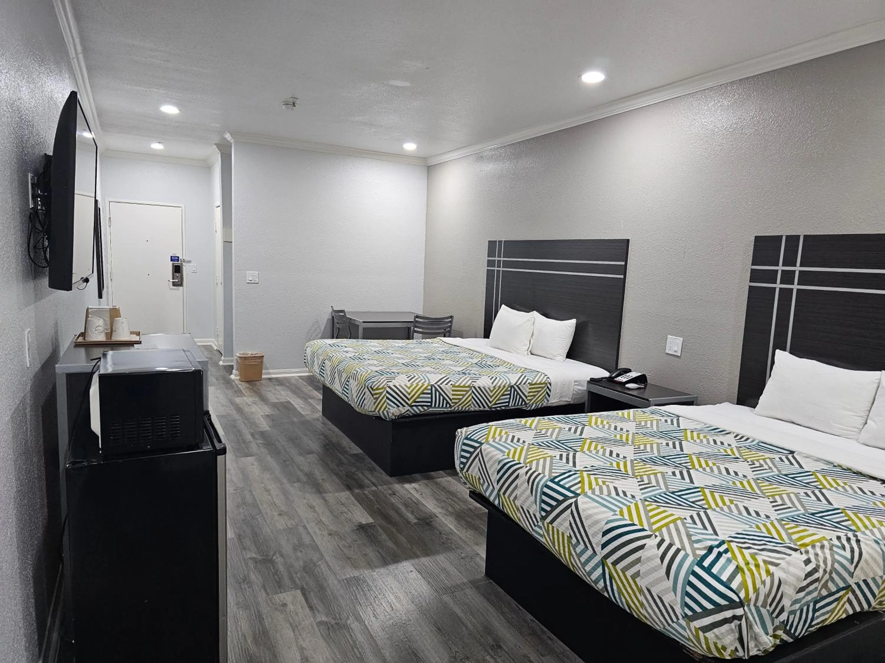 Deluxe Queen Room with Two Queen Beds - Smoking in Motel 6 Houston, TX - Hwy 249 and Fallbrook