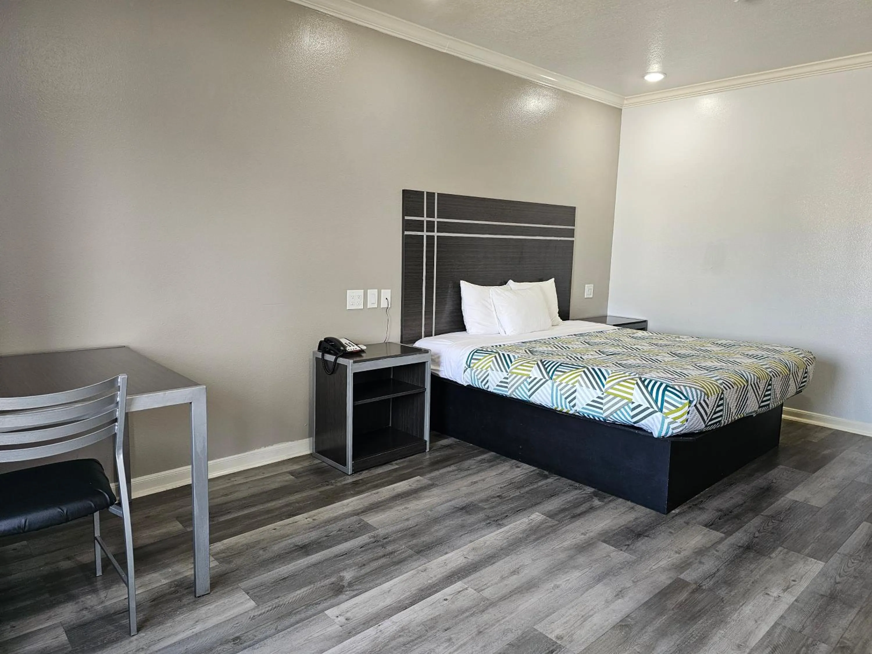 King Room - Disability Access - Non-Smoking in Motel 6 Houston, TX - Hwy 249 and Fallbrook