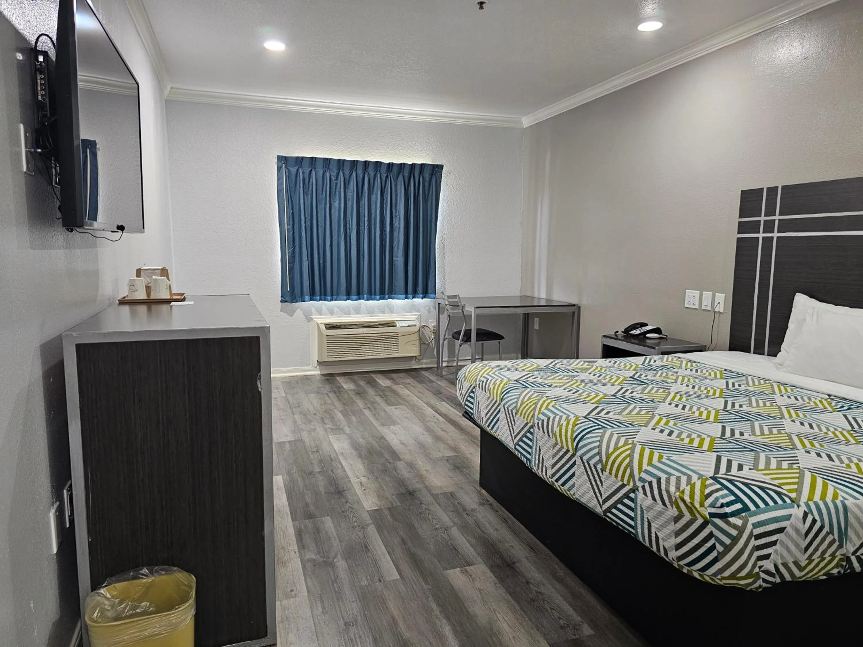 Deluxe King Room - Non-Smoking in Motel 6 Houston, TX - Hwy 249 and Fallbrook