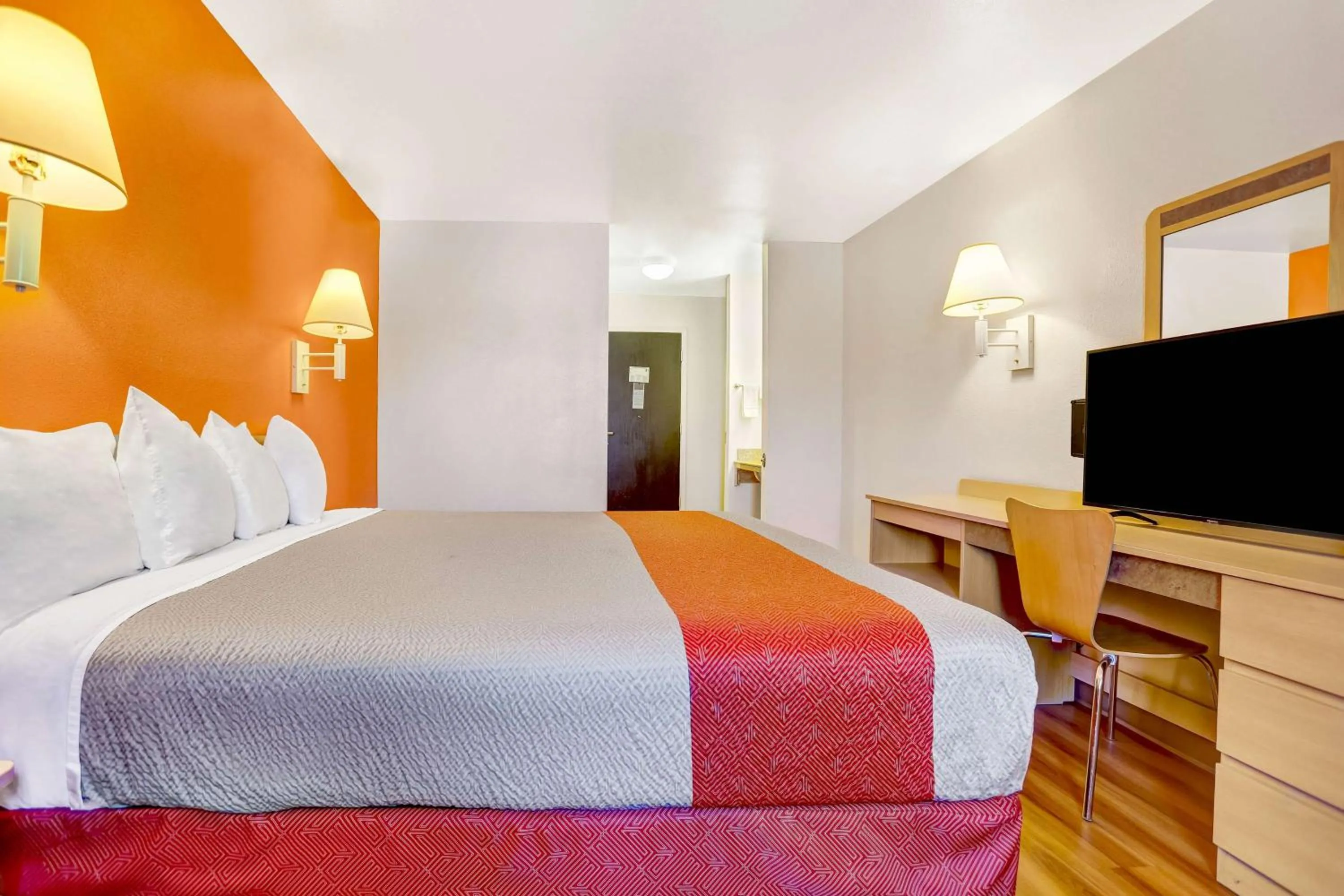 Deluxe King Room - single occupancy - Non-Smoking in Motel 6-Espanola, NM