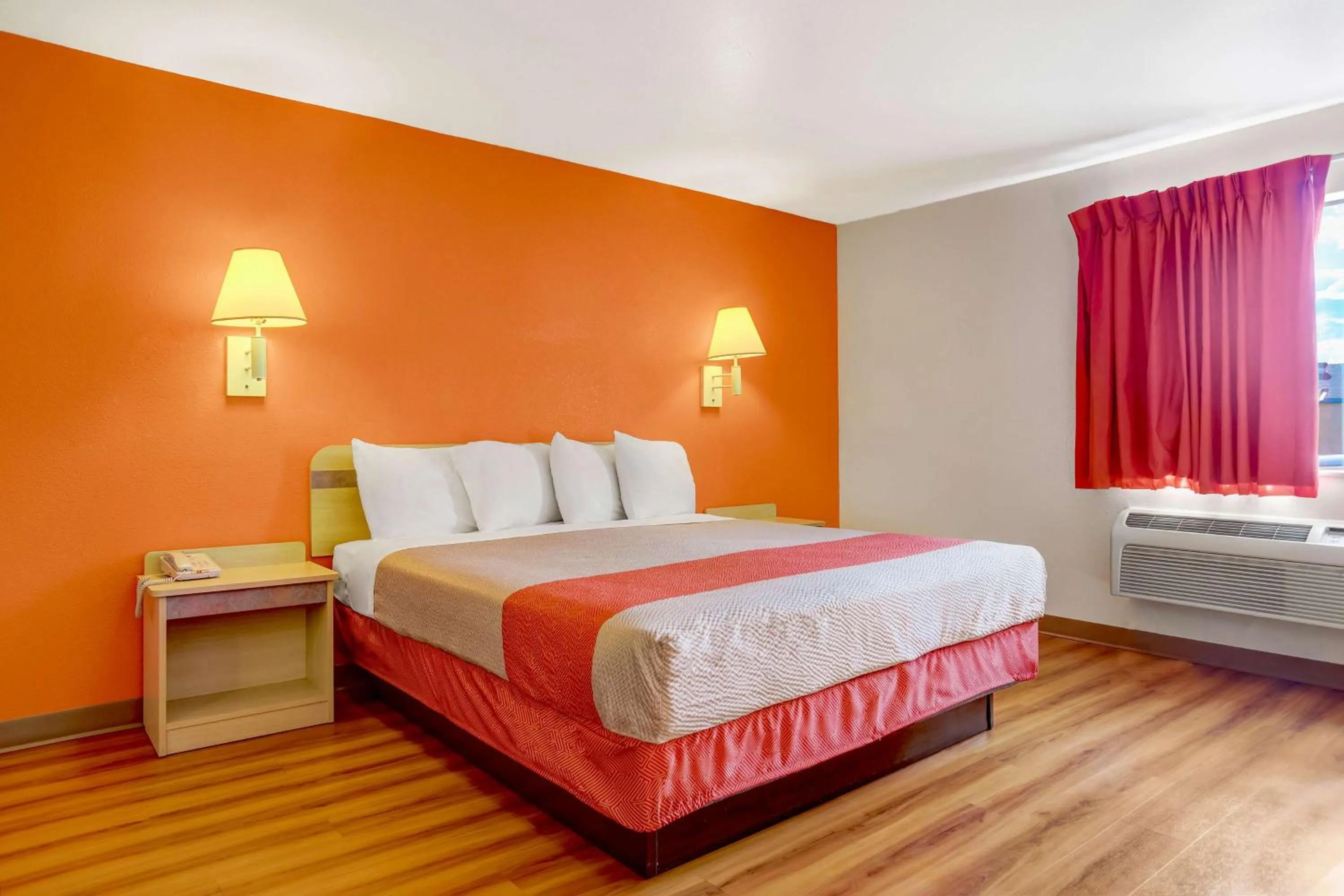 King Room with Roll-in Shower - single occupancy - Disability Access - Non-Smoking in Motel 6-Espanola, NM