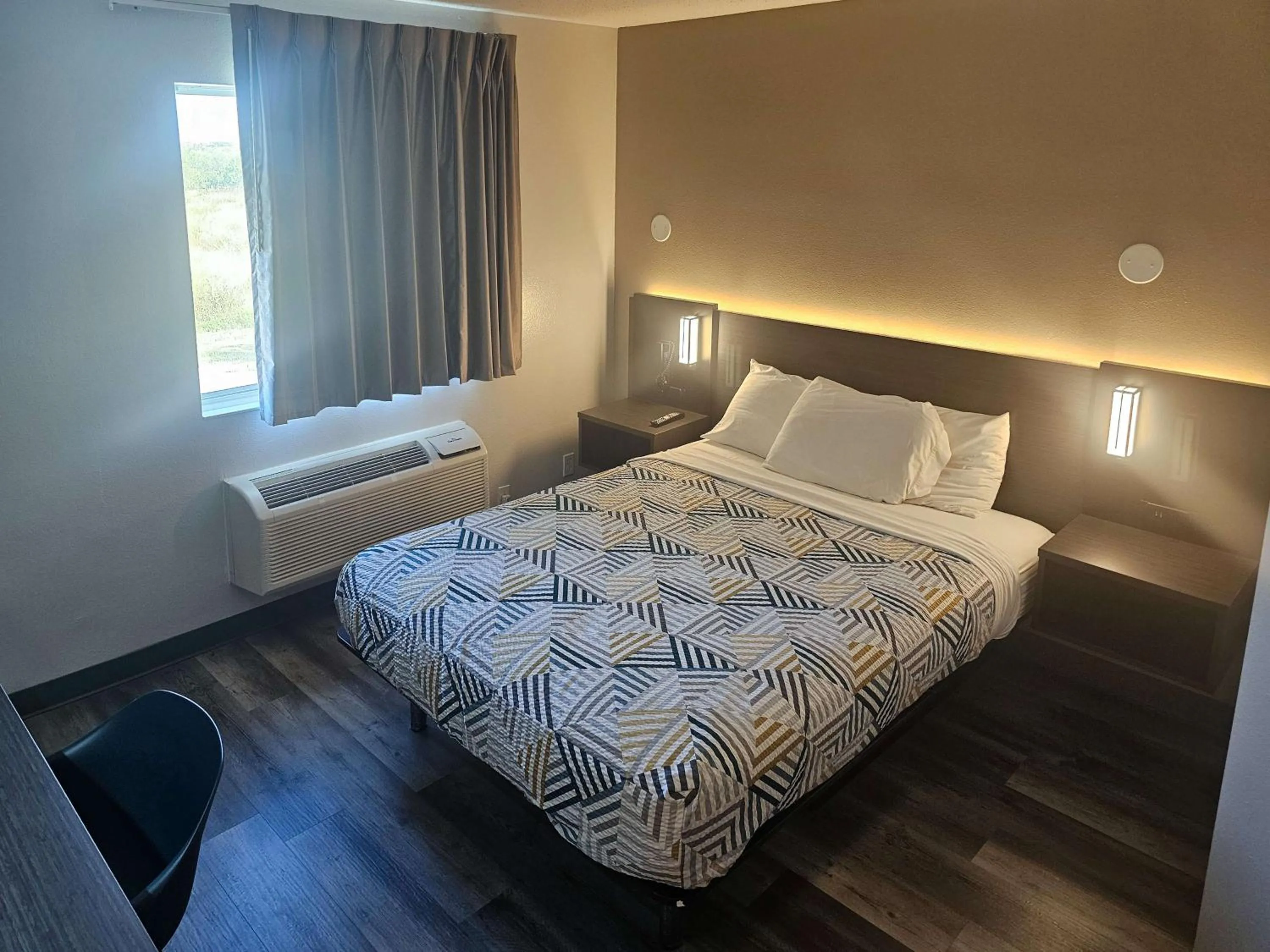 Queen Room - Disability Access - Non-Smoking in Motel 6 Sinton TX