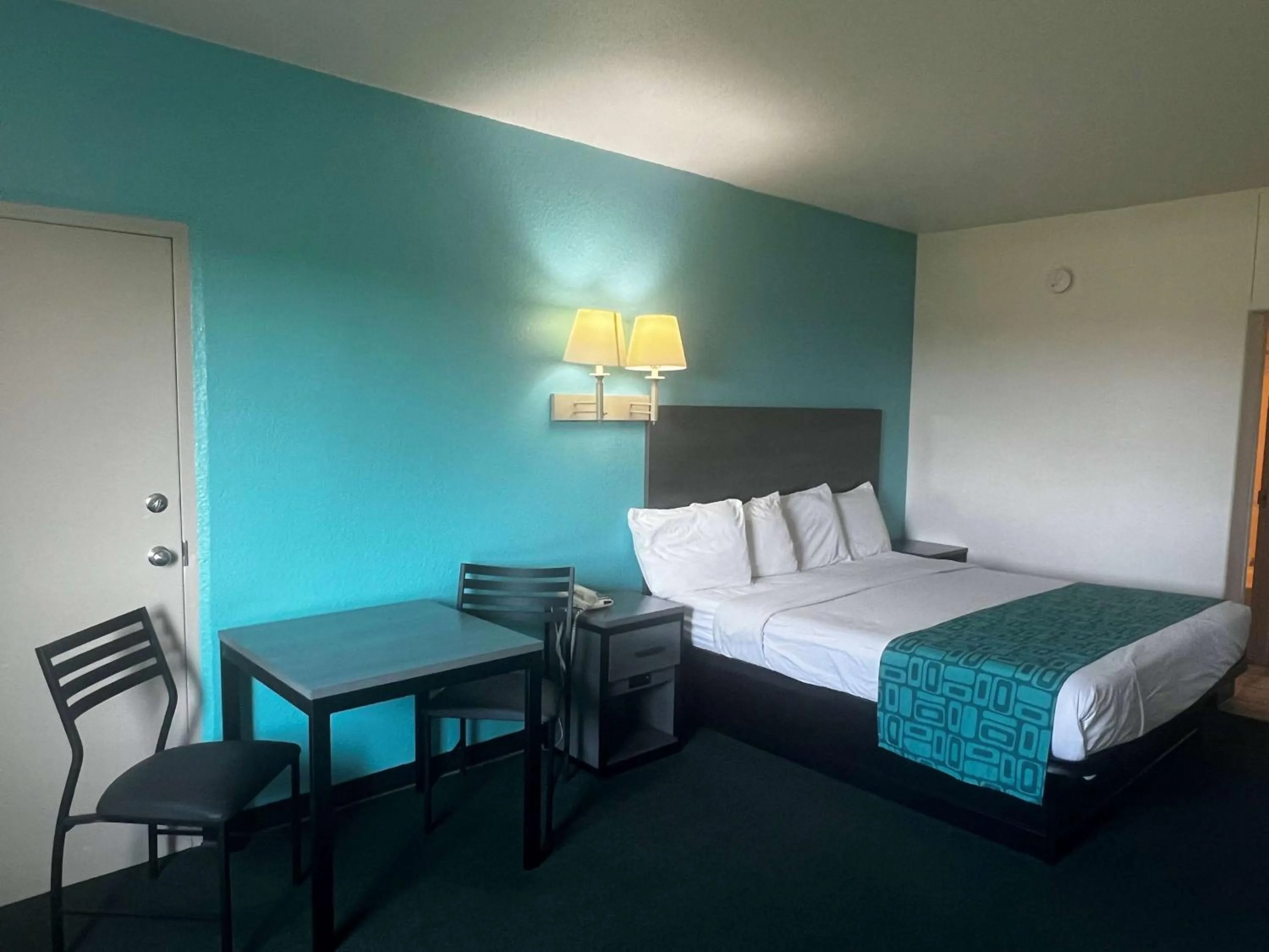Superior King Room - Smoking in Howard Johnson by Wyndham Galveston