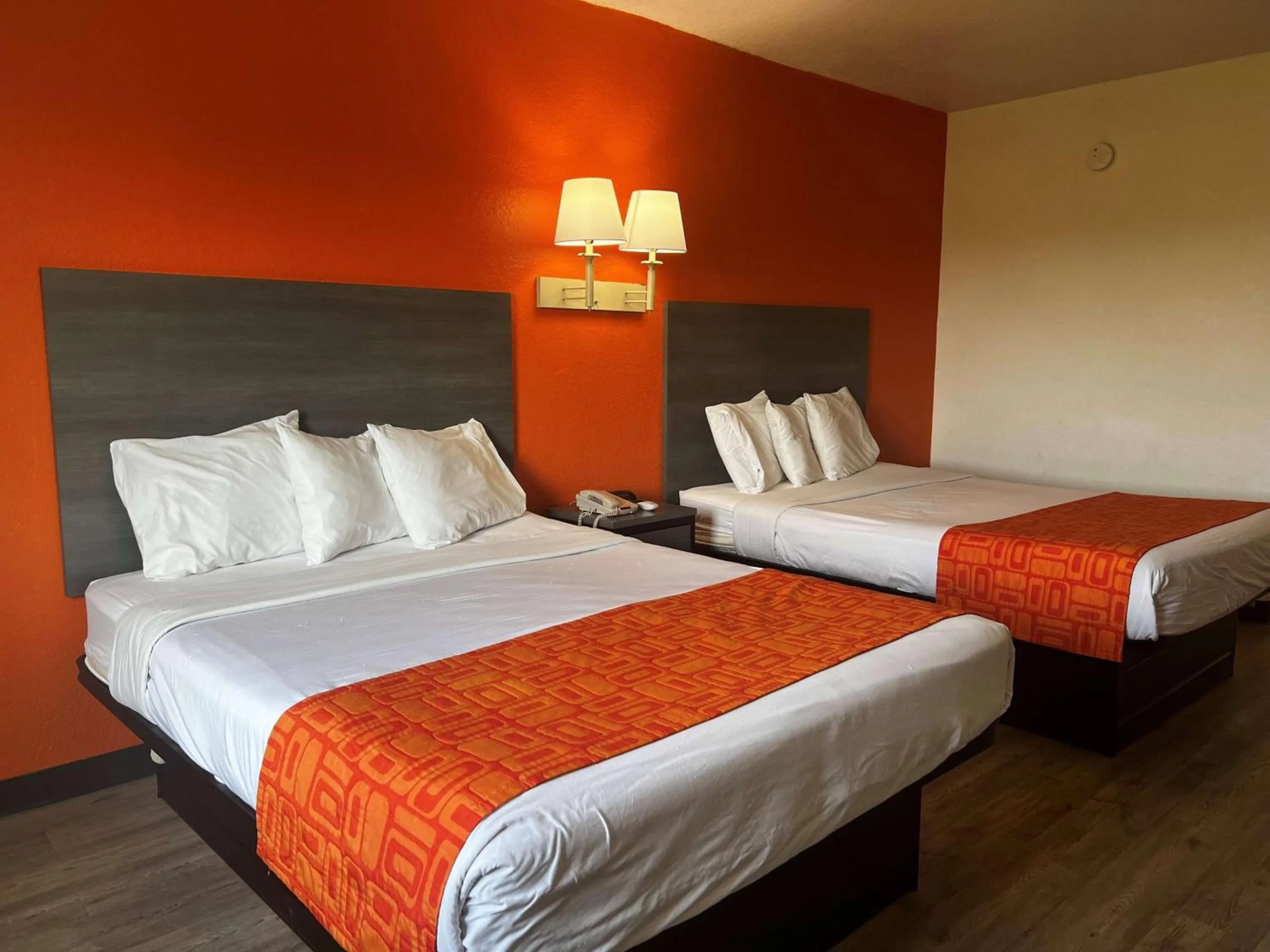 Queen Room with Two Queen Beds - Smoking in Howard Johnson by Wyndham Galveston