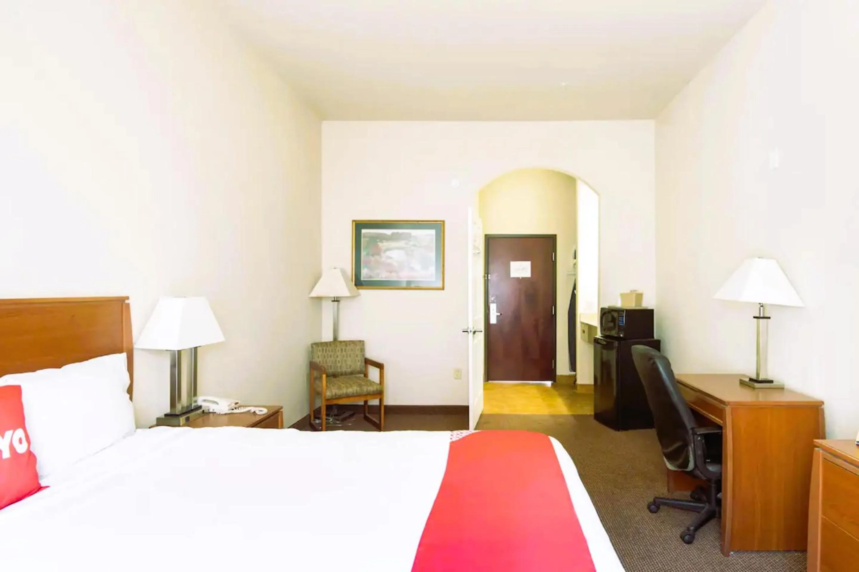 Full Bed Accessible with kitchenette Non-Smoking in OYO Townhouse Clute Lake Jackson