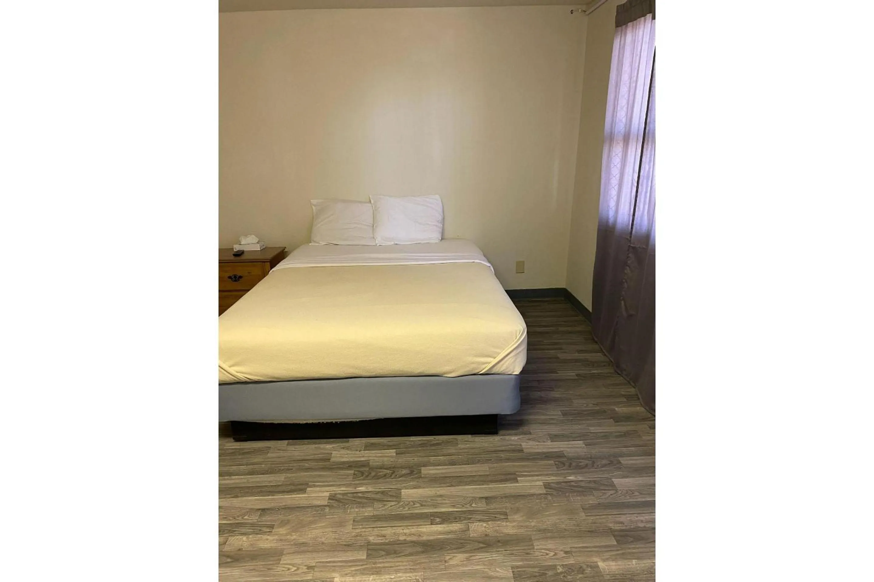 Queen Bed Non-Smoking in Homestead Inn Wolf Point Hwy 2