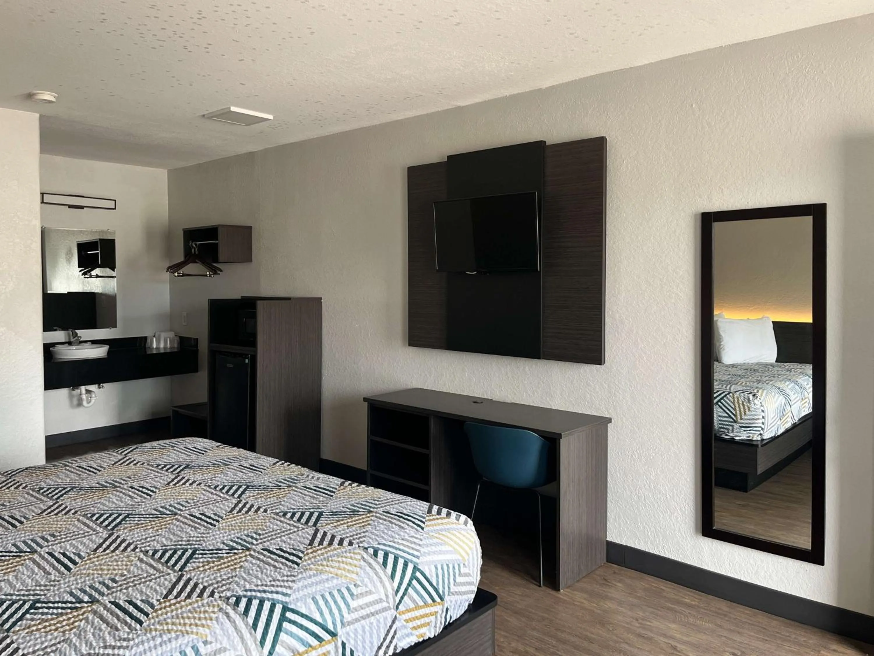 Queen Room - Disability Access - Roll in Shower in Motel 6 Seguin TX