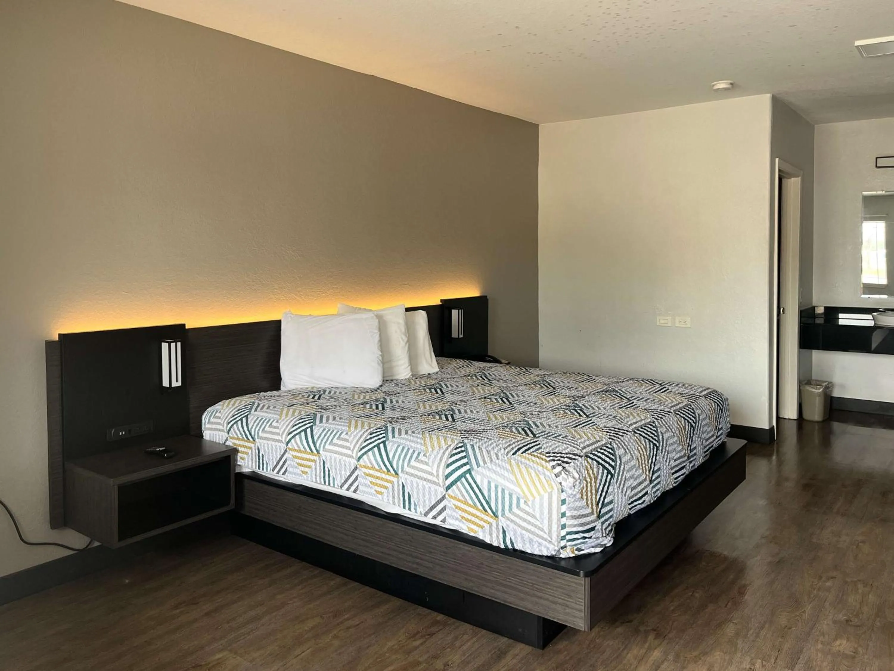 King Room - Non-Smoking in Motel 6 Seguin TX