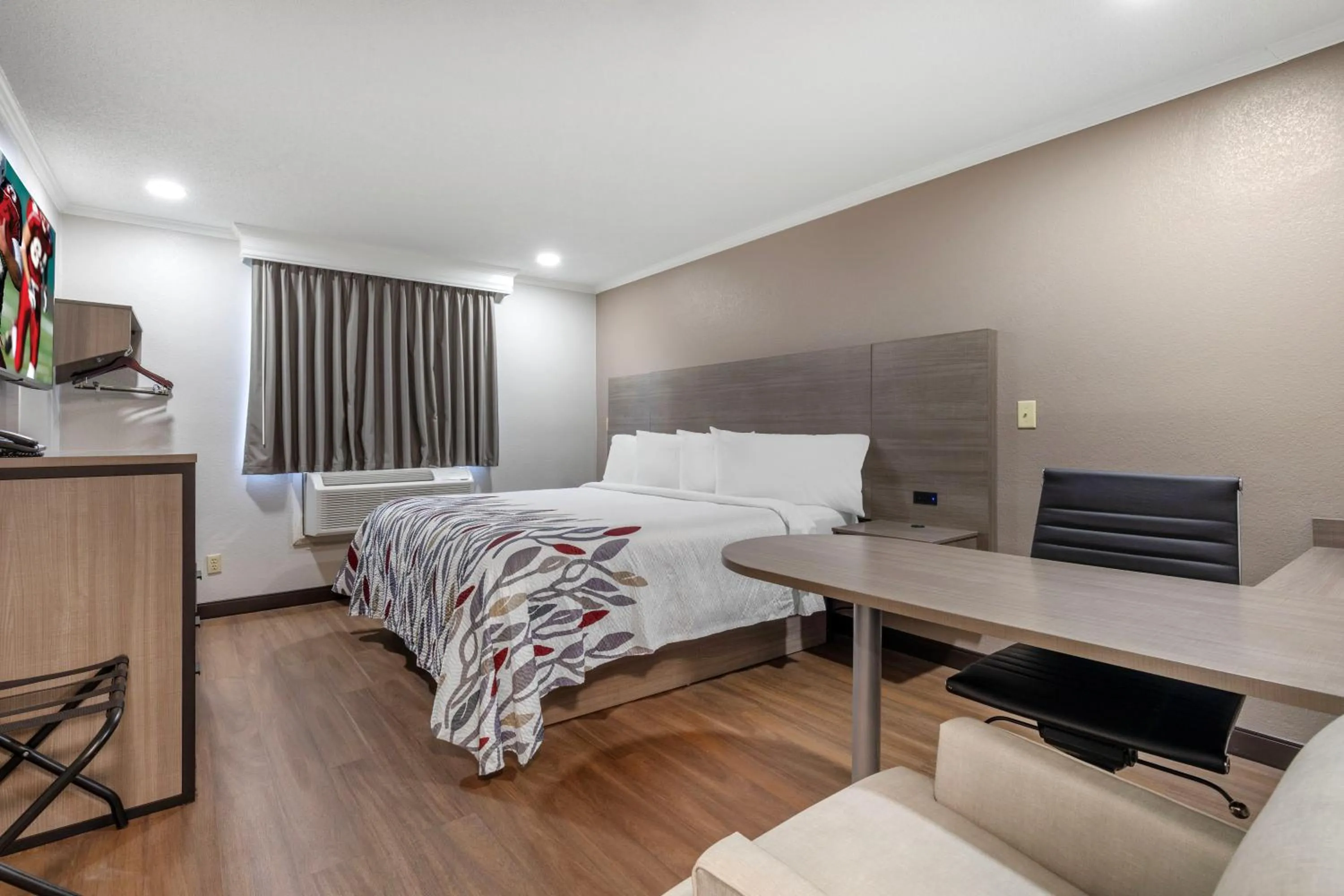 Superior King Room River View Non-Smoking in Red Roof Inn Suffolk