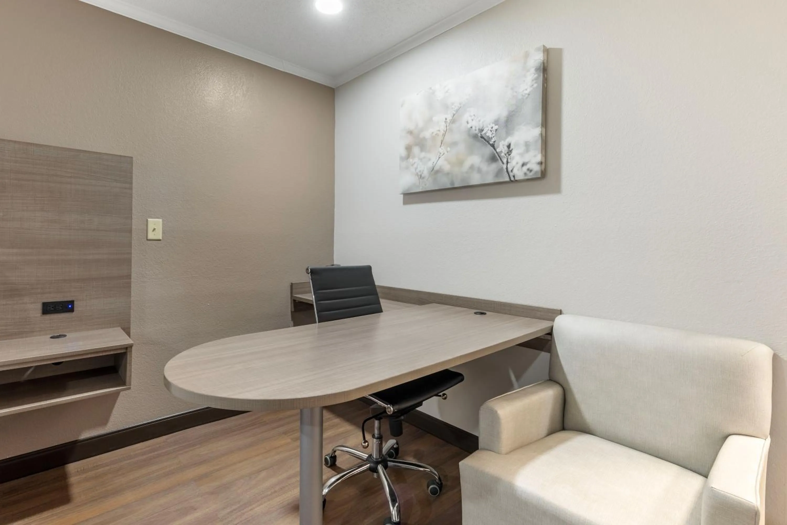 Superior King Room Non-Smoking in Red Roof Inn Suffolk