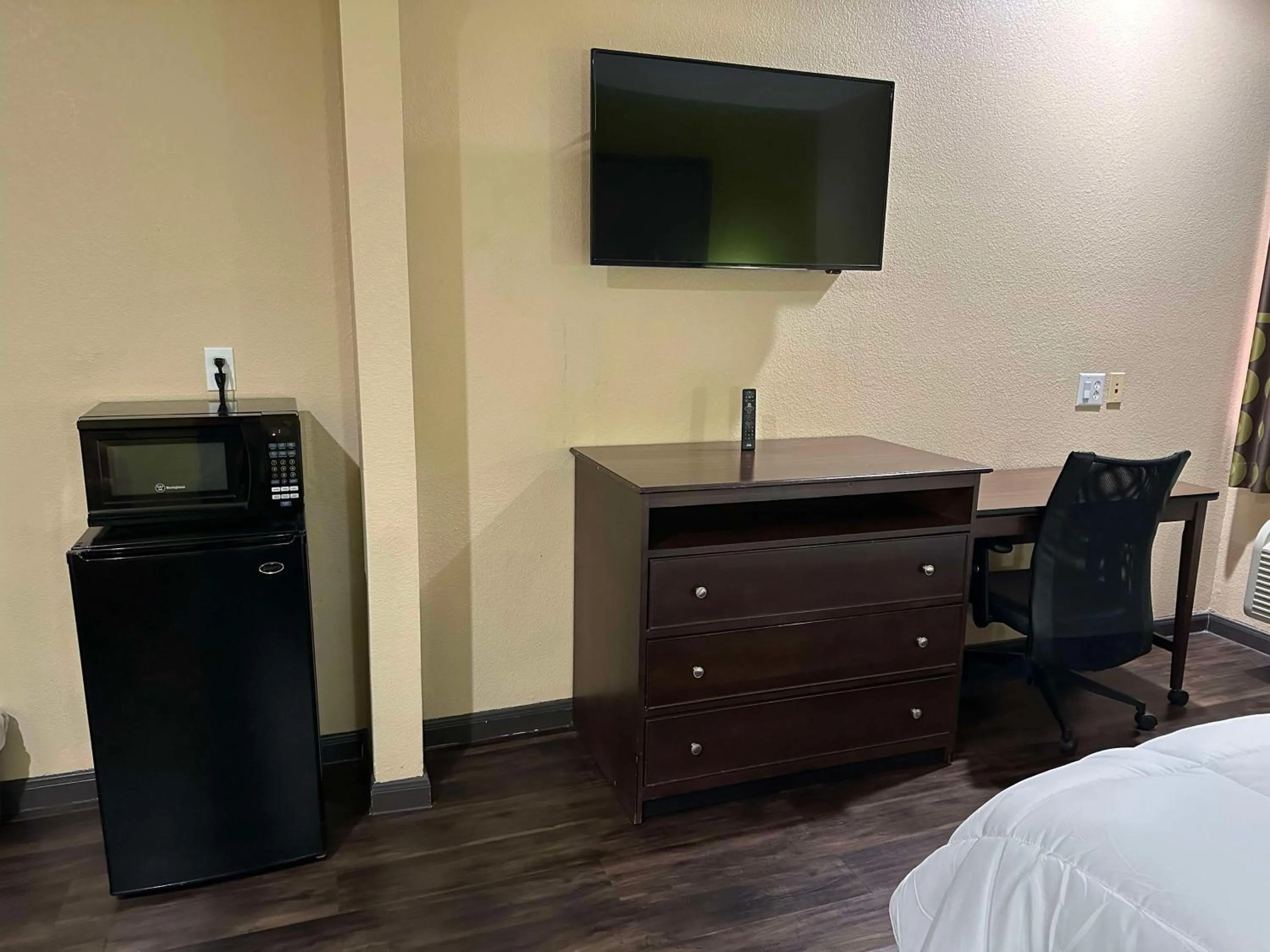 2 Queen Beds, Mobility Accessible Room, Bathtub w/Grab Bars, Non-Smoking in Super 8 by Wyndham Intercontinental Houston TX