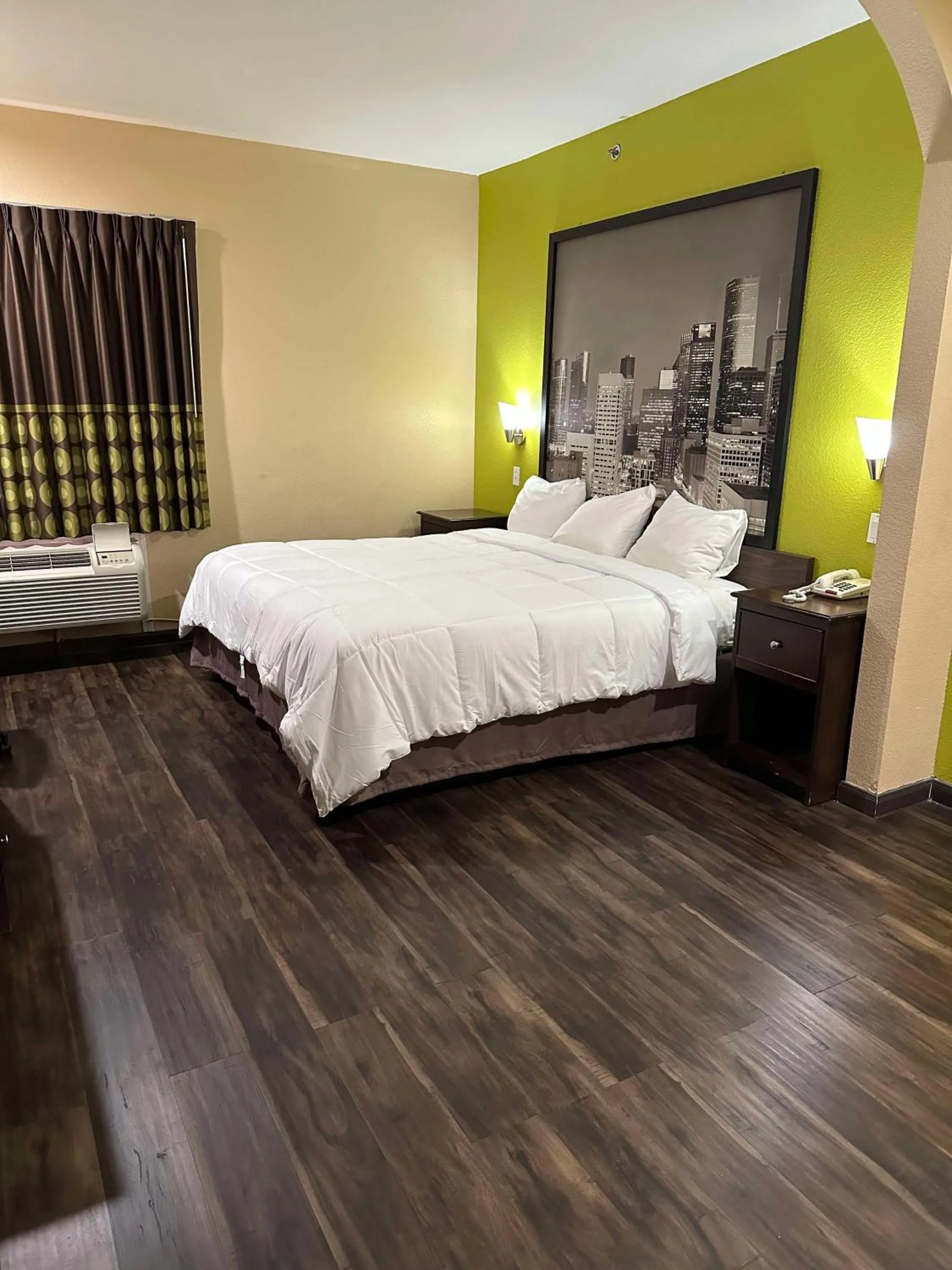 King Room with Bath Tub - Mobility Accessible/Non-Smoking in Super 8 by Wyndham Intercontinental Houston TX