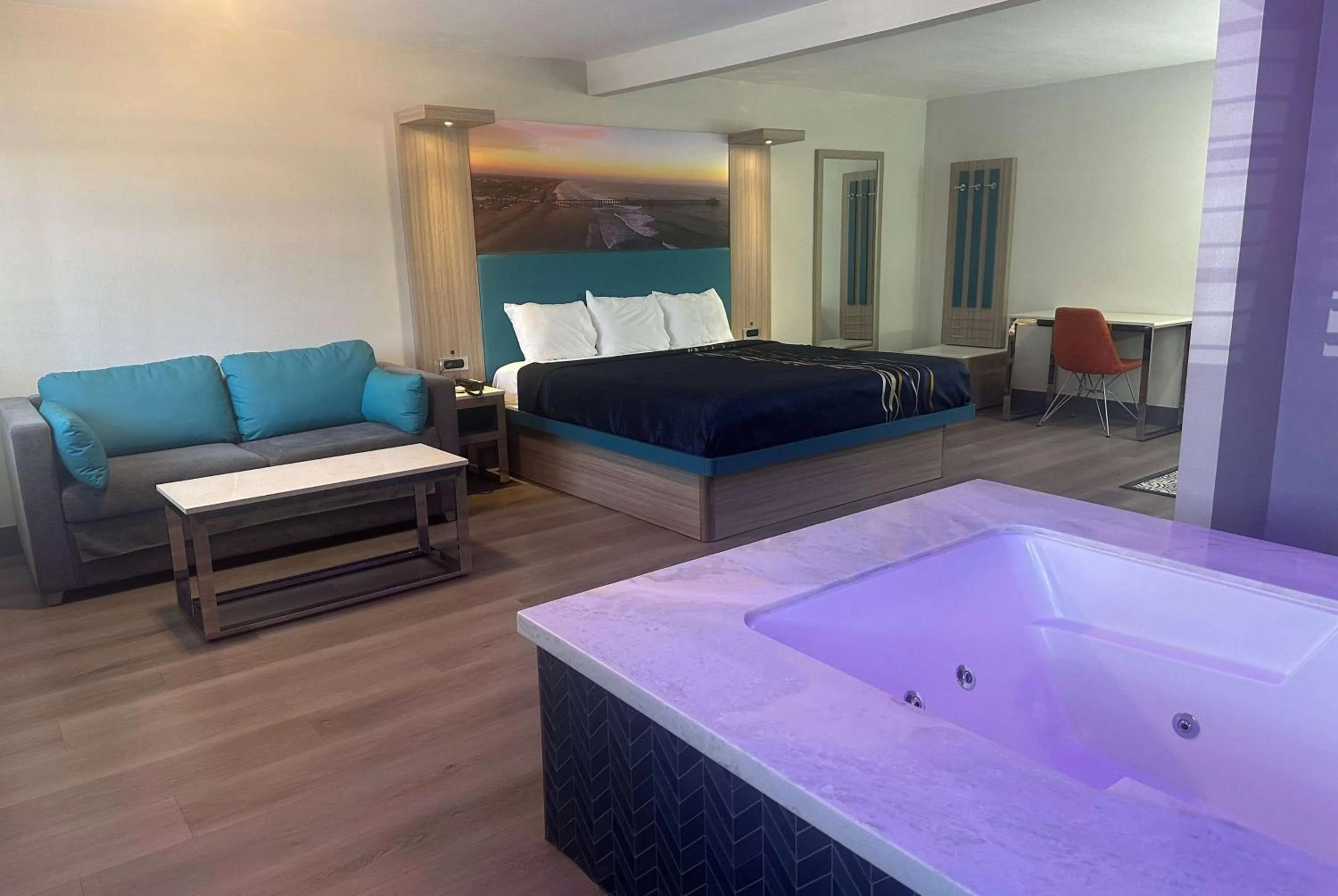 King Suite with Jetted Tub - Non-Smoking in Super 8 by Wyndham Oceanside Downtown