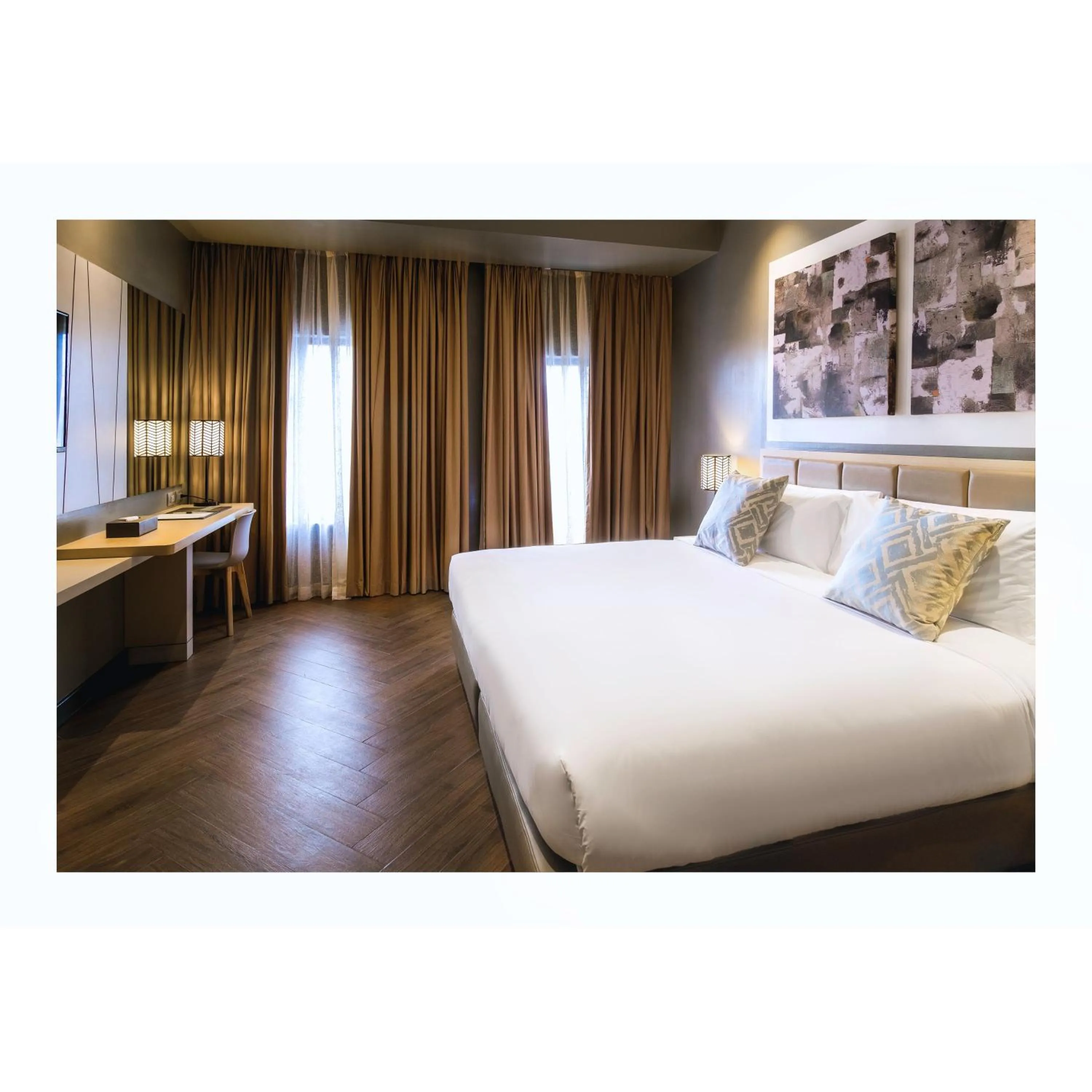 Deluxe King Room in Summit Hotel Greenhills