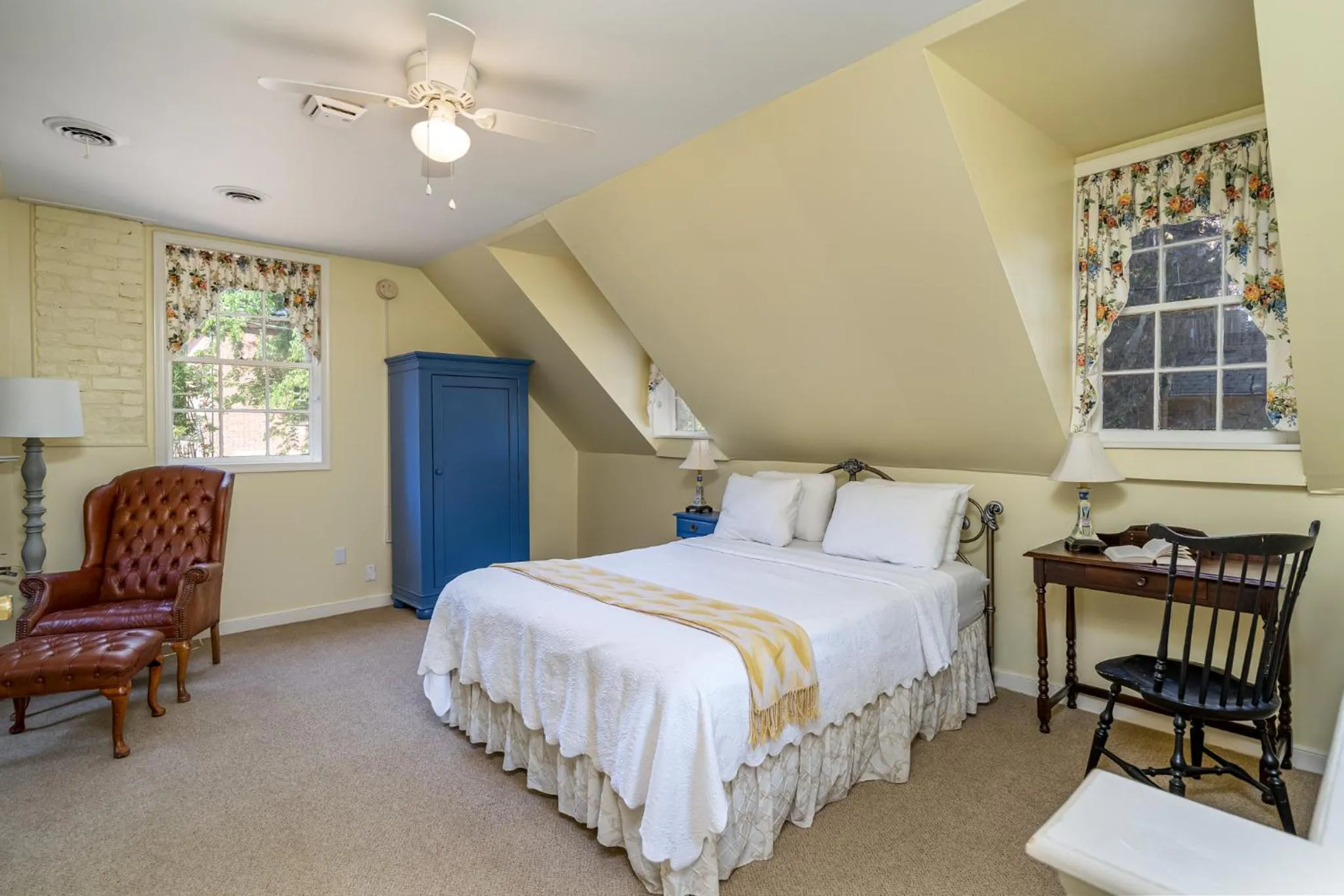 Deluxe Queen Room in Cedars of Williamsburg Bed & Breakfast