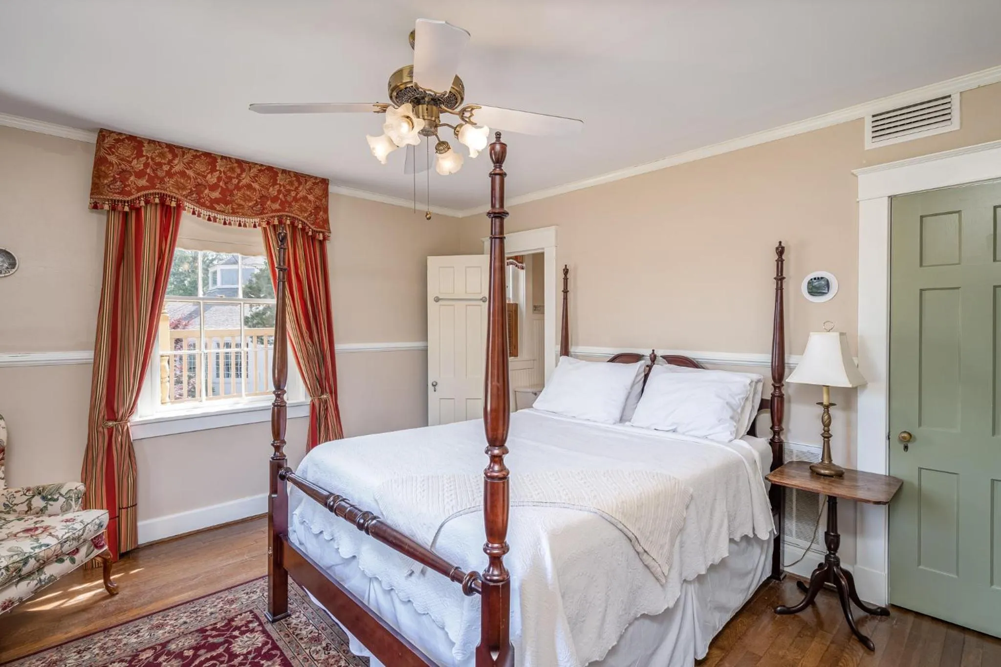 Queen Suite in Cedars of Williamsburg Bed & Breakfast