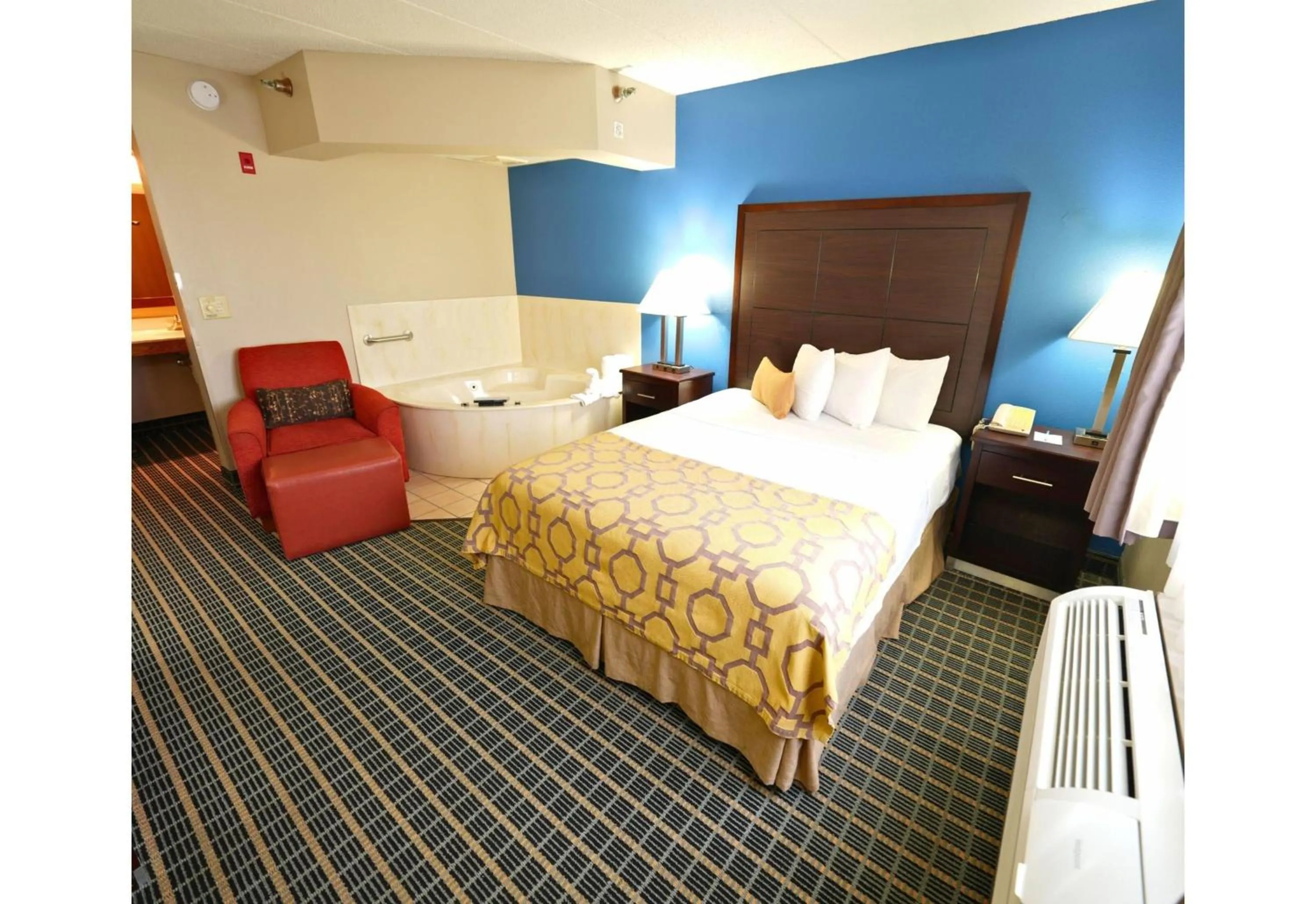 Queen Suite with Jetted Tub - Non-Smoking in Baymont by Wyndham Marshalltown