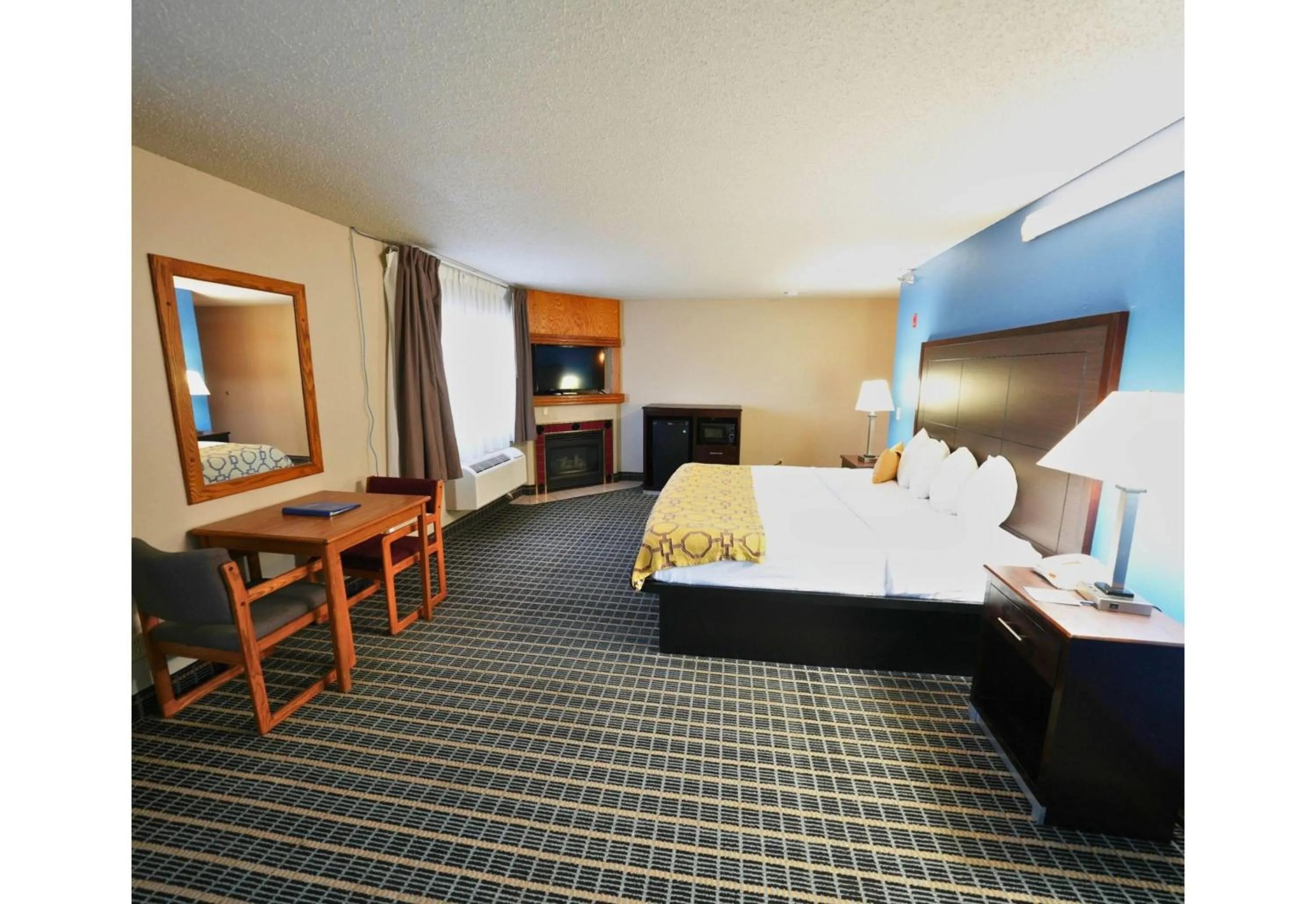 King Suite with Kitchen - Non-Smoking in Baymont by Wyndham Marshalltown