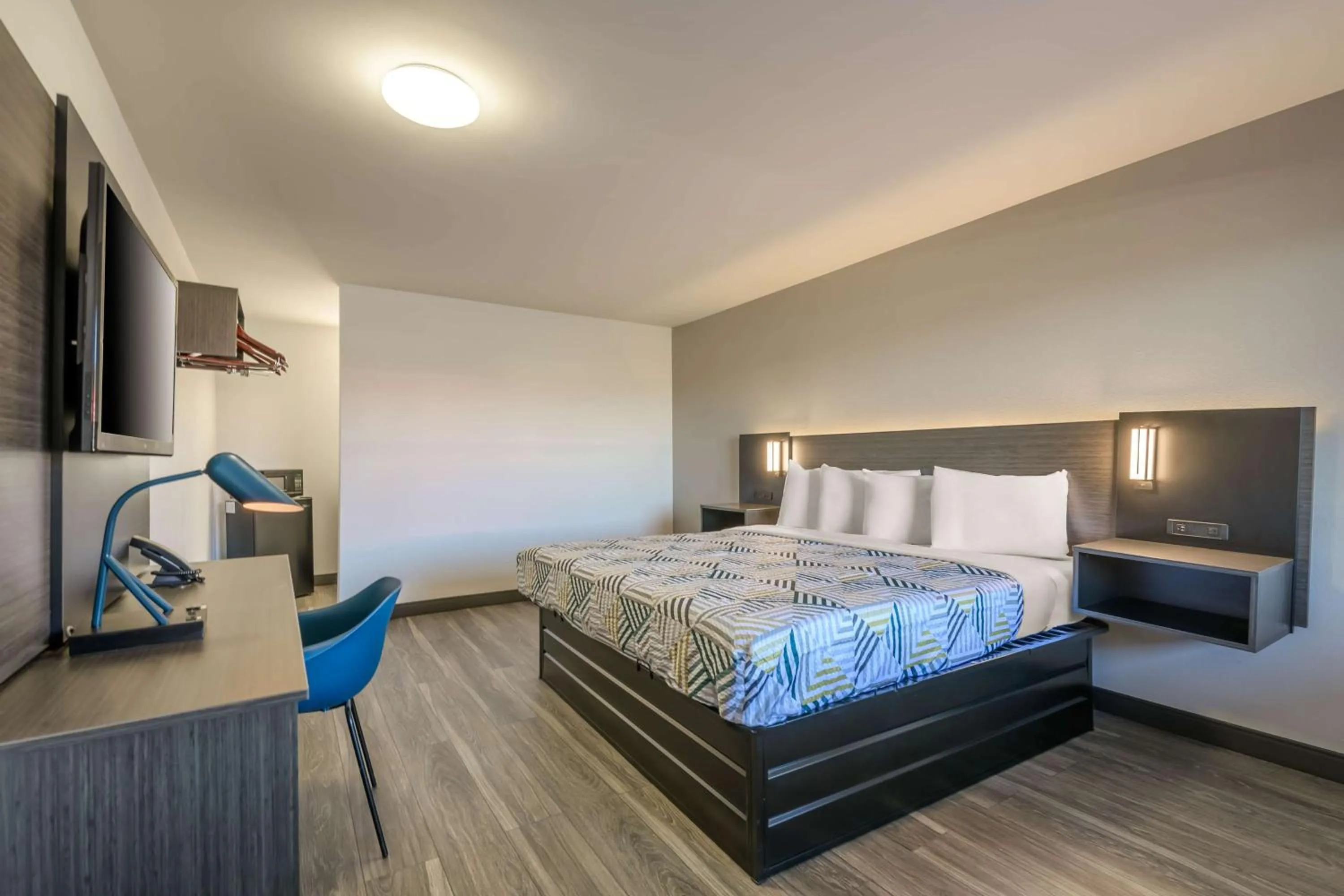 King Room - single occupancy - Disability Access - Non-Smoking in Motel 6-Commerce, GA