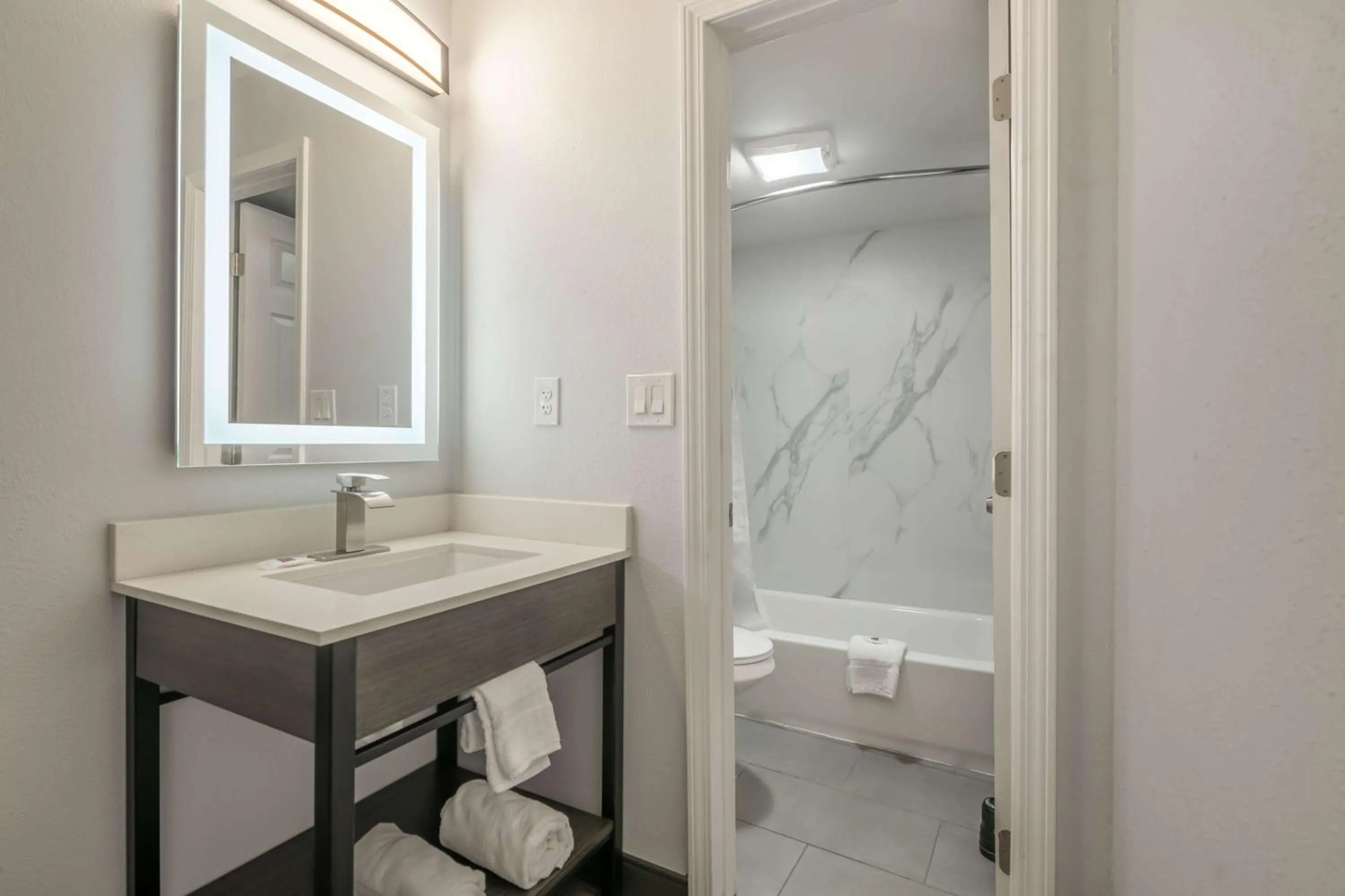 Deluxe Quadruple Room - single occupancy - Non-Smoking in Motel 6-Commerce, GA