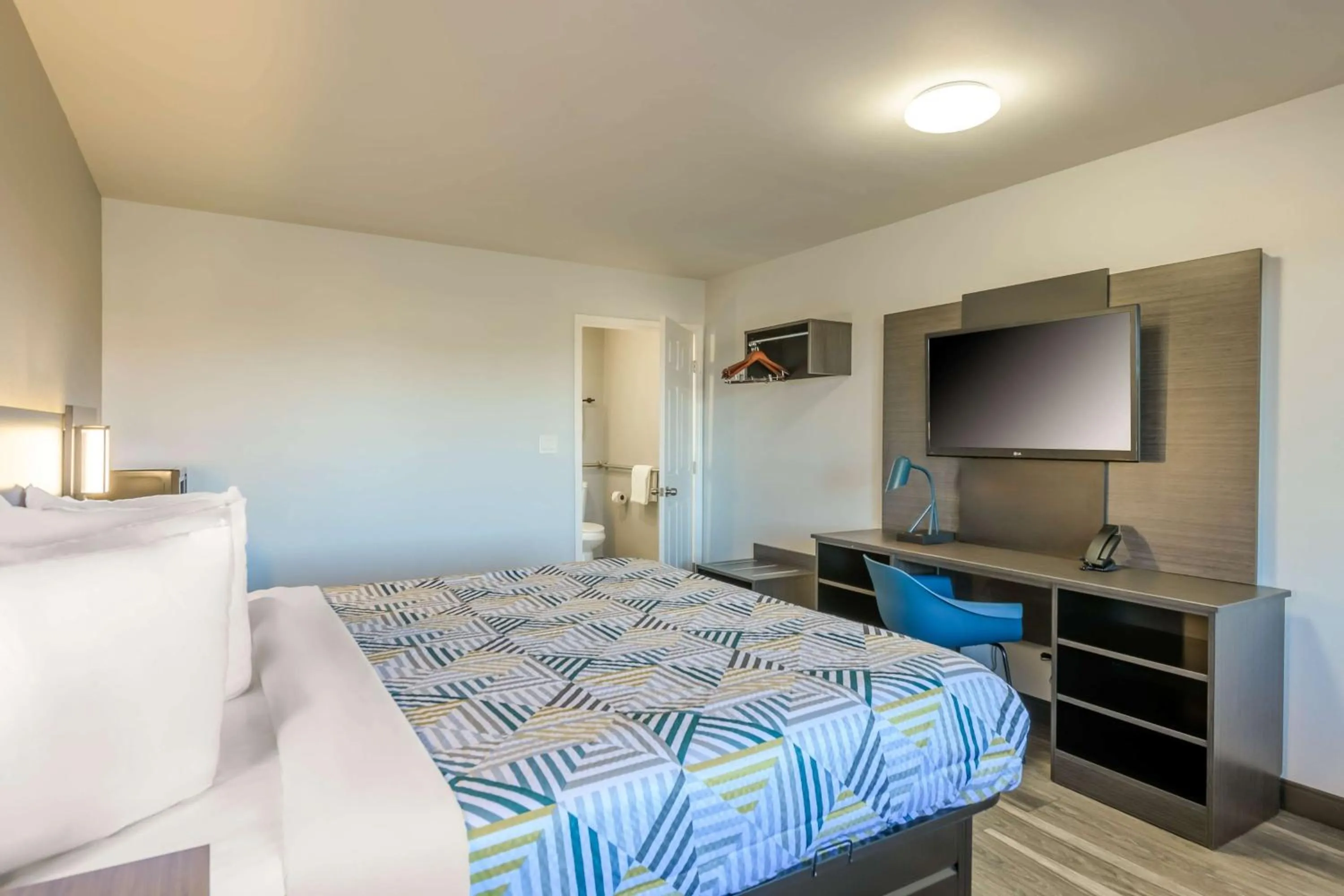 Deluxe King Room - single occupancy - Non-Smoking in Motel 6-Commerce, GA