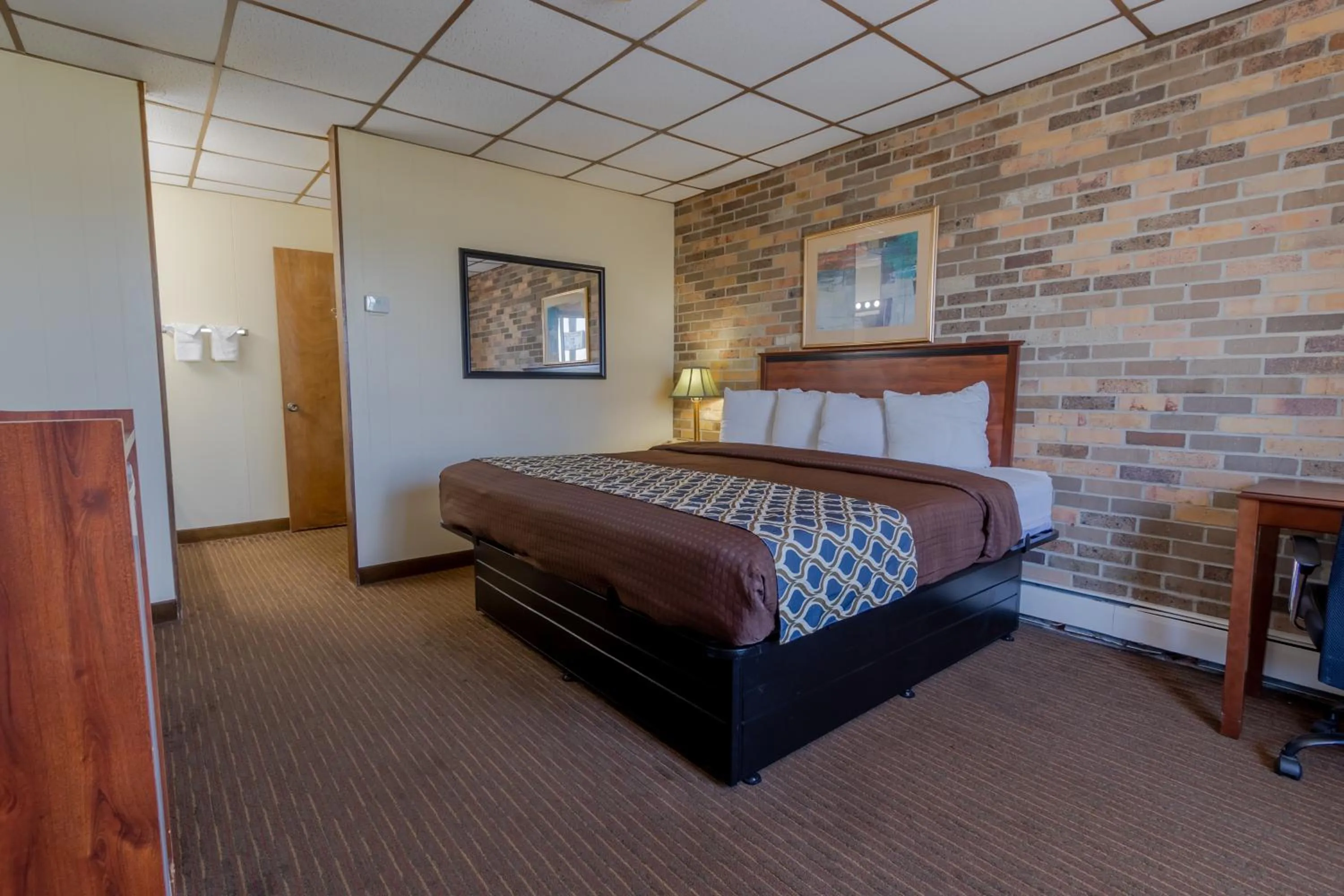 King Room - Non-Smoking in Thunderbird Lodge