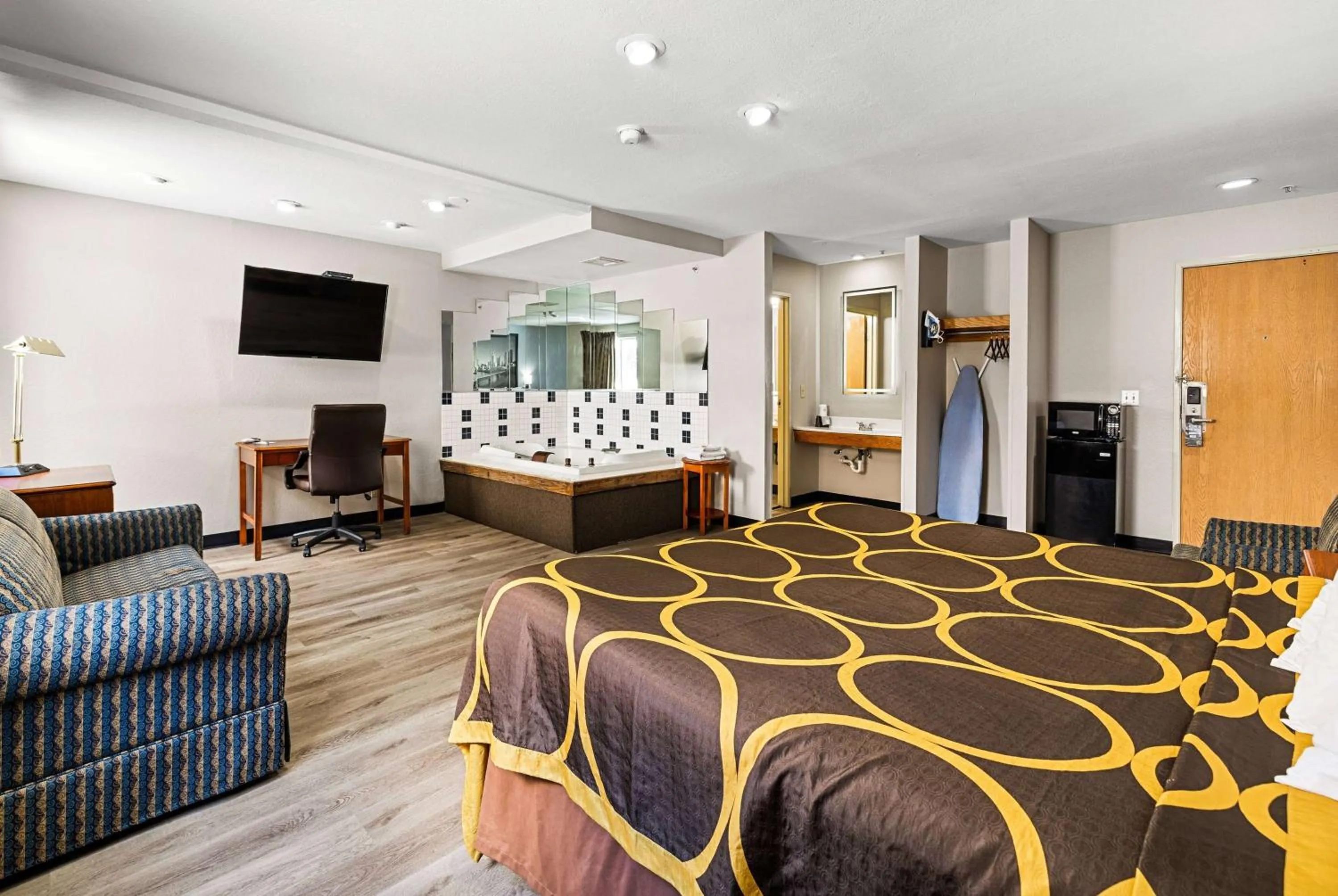 King Studio Suite - Non-Smoking in Super 8 by Wyndham Pittsburgh/Monroeville