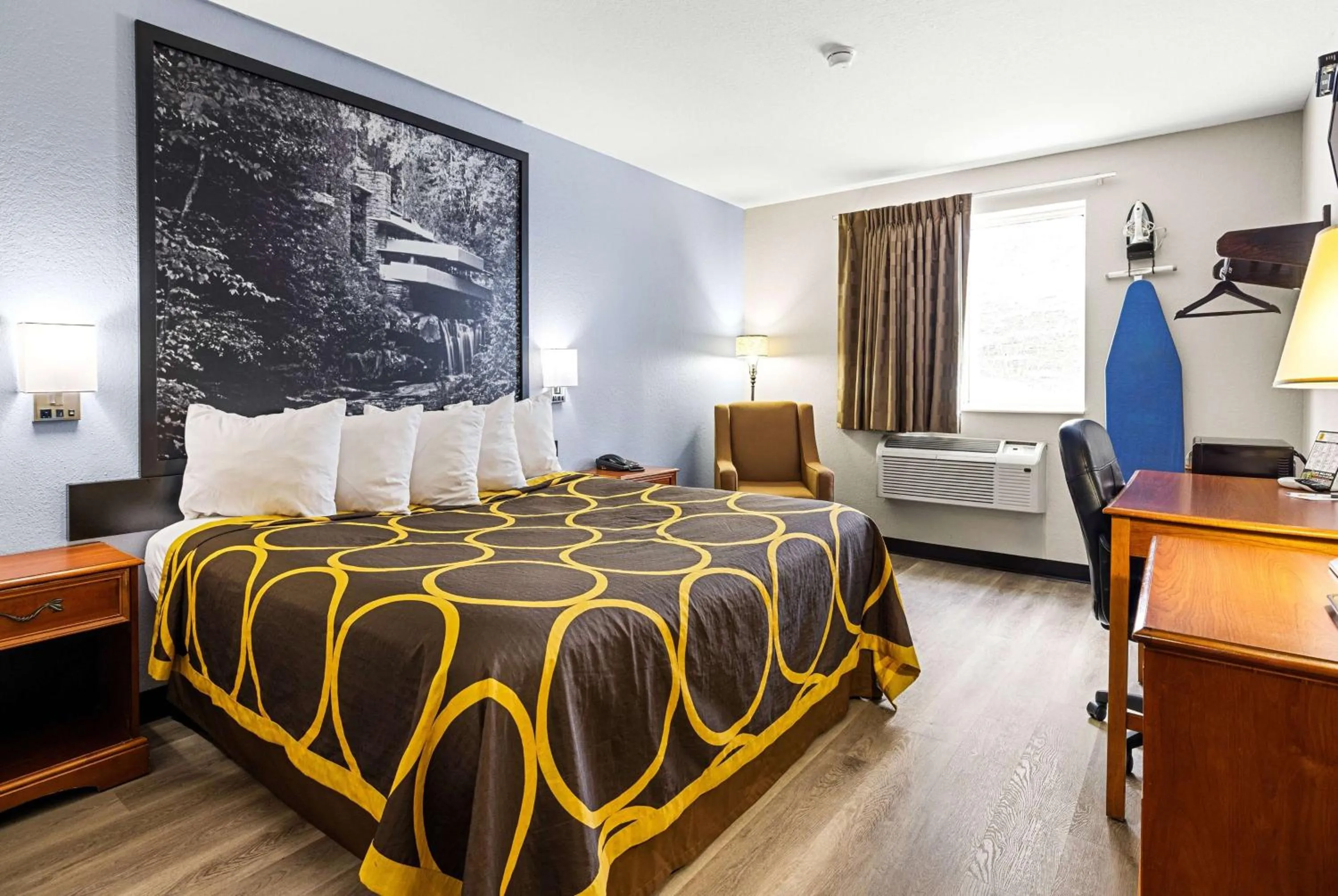 King Room - Non-Smoking in Super 8 by Wyndham Pittsburgh/Monroeville