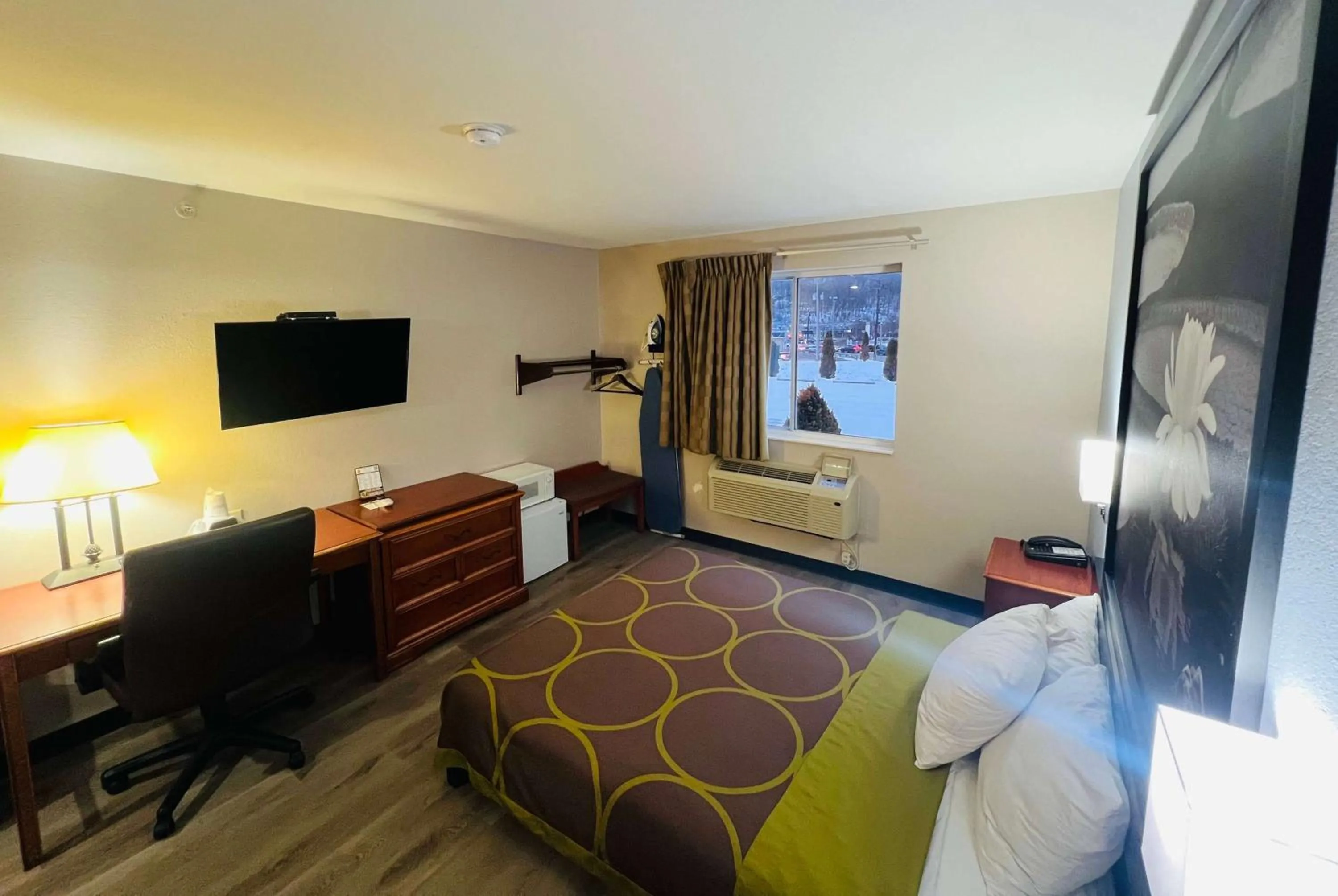 Queen Room - Mobility Access/Non-Smoking in Super 8 by Wyndham Pittsburgh/Monroeville