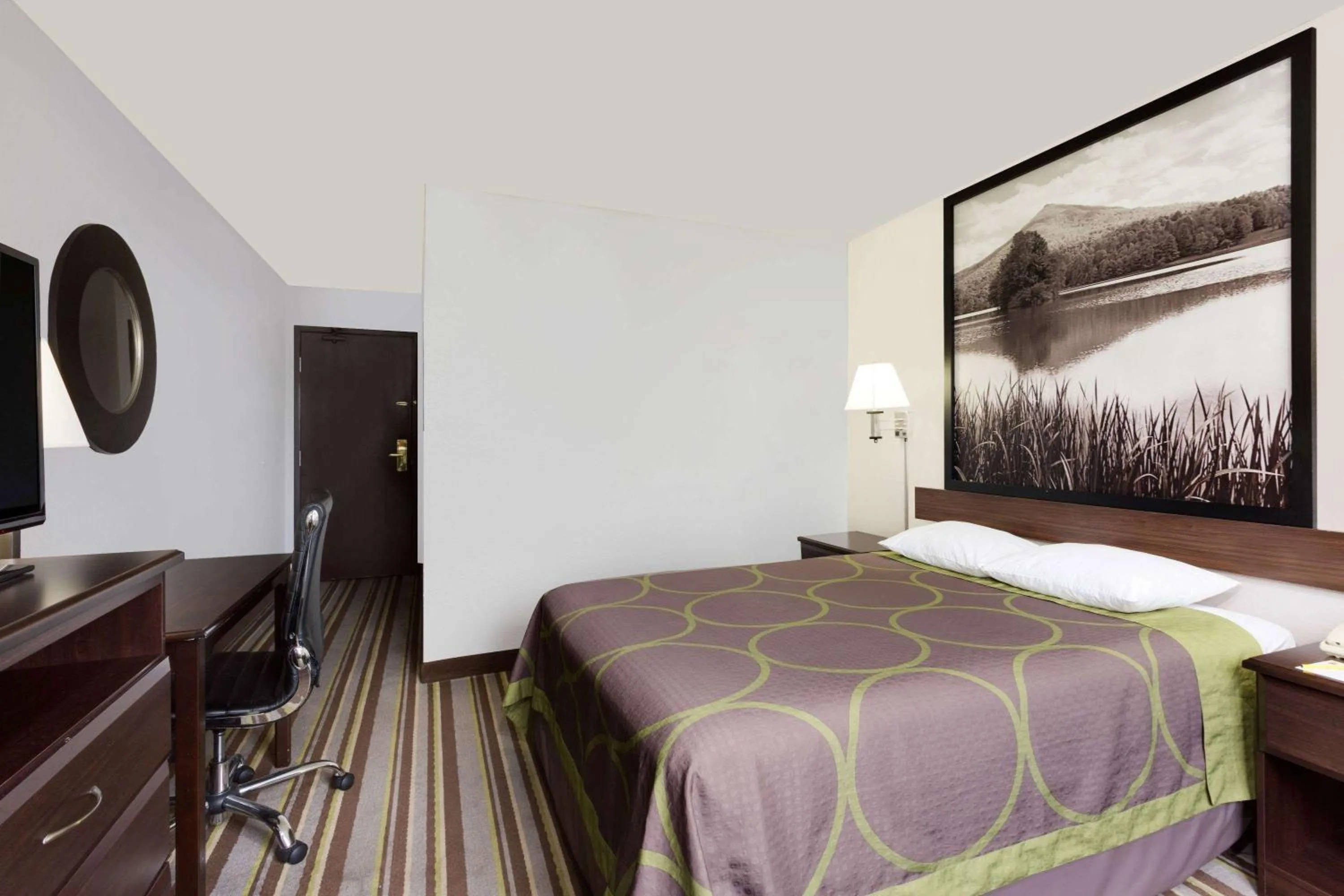 1 Queen Bed, Mobility Accessible Room, Non-Smoking  in Super 8 by Wyndham Waynesboro