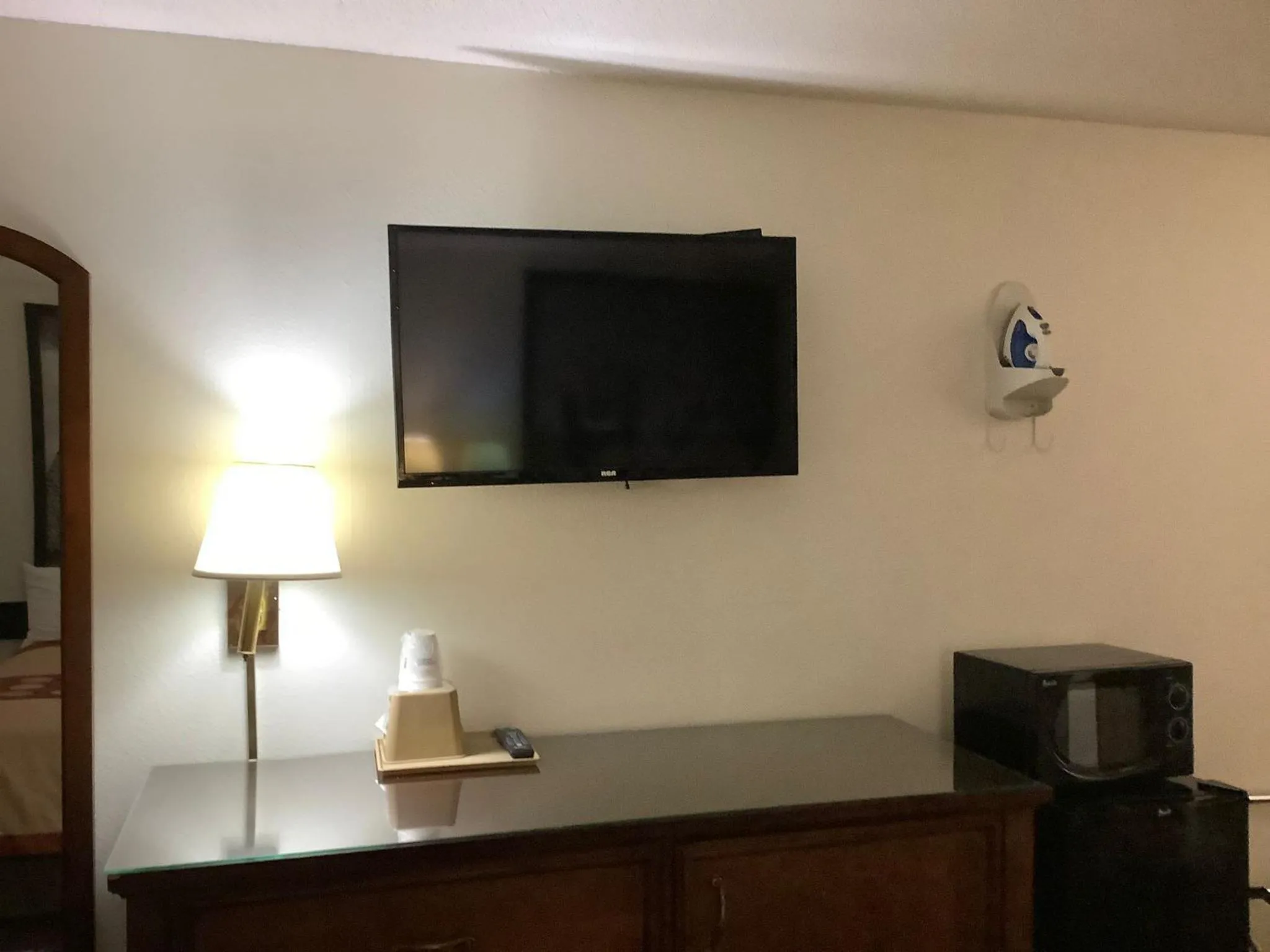 King Room - Non-Smoking in Super 8 by Wyndham Riverside/Kansas City