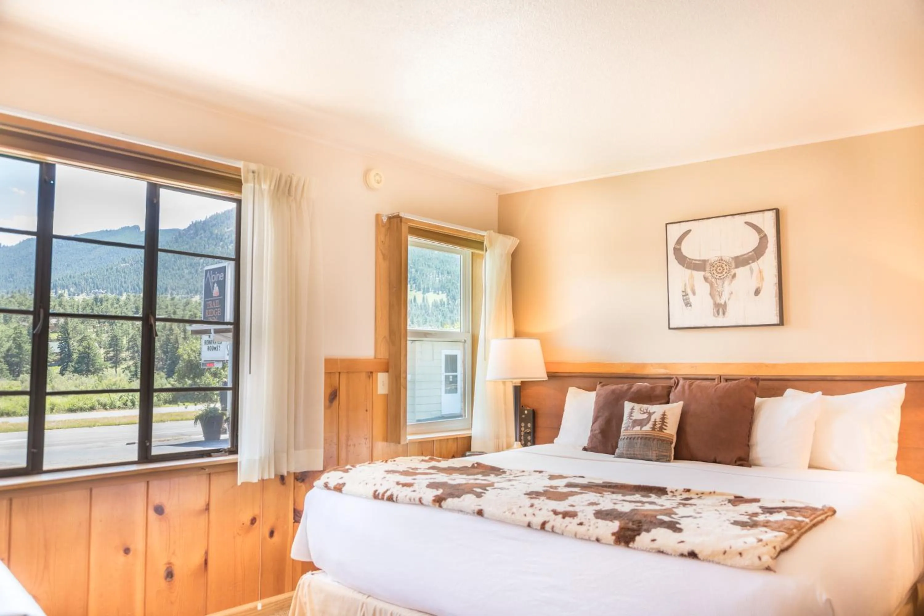 King Suite in Alpine Trail Ridge Inn