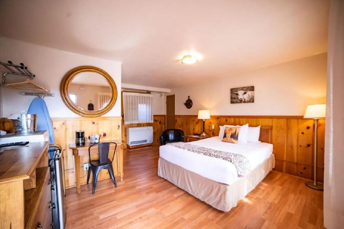 Queen Room in Alpine Trail Ridge Inn