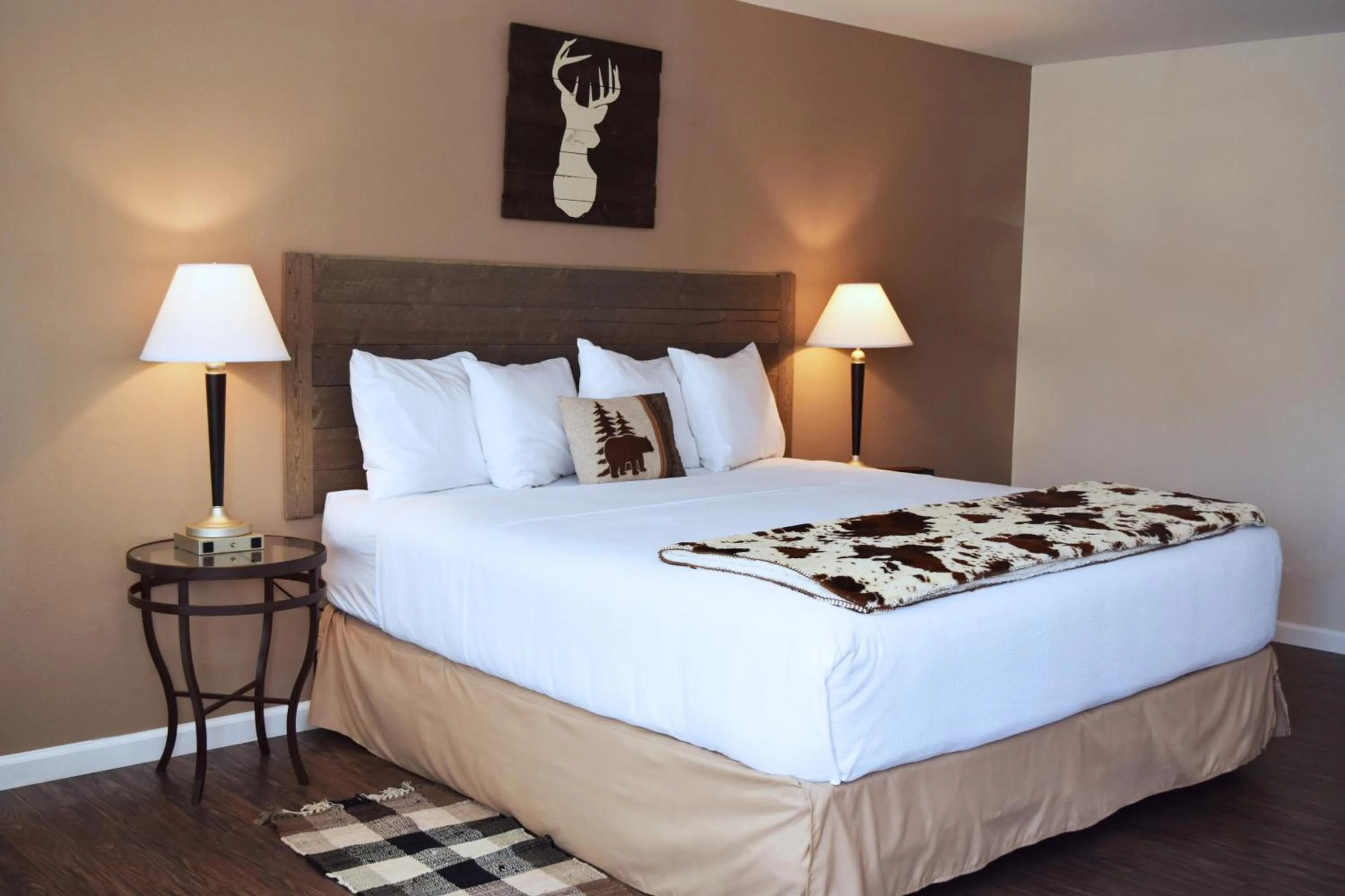 Standard King Room in Alpine Trail Ridge Inn