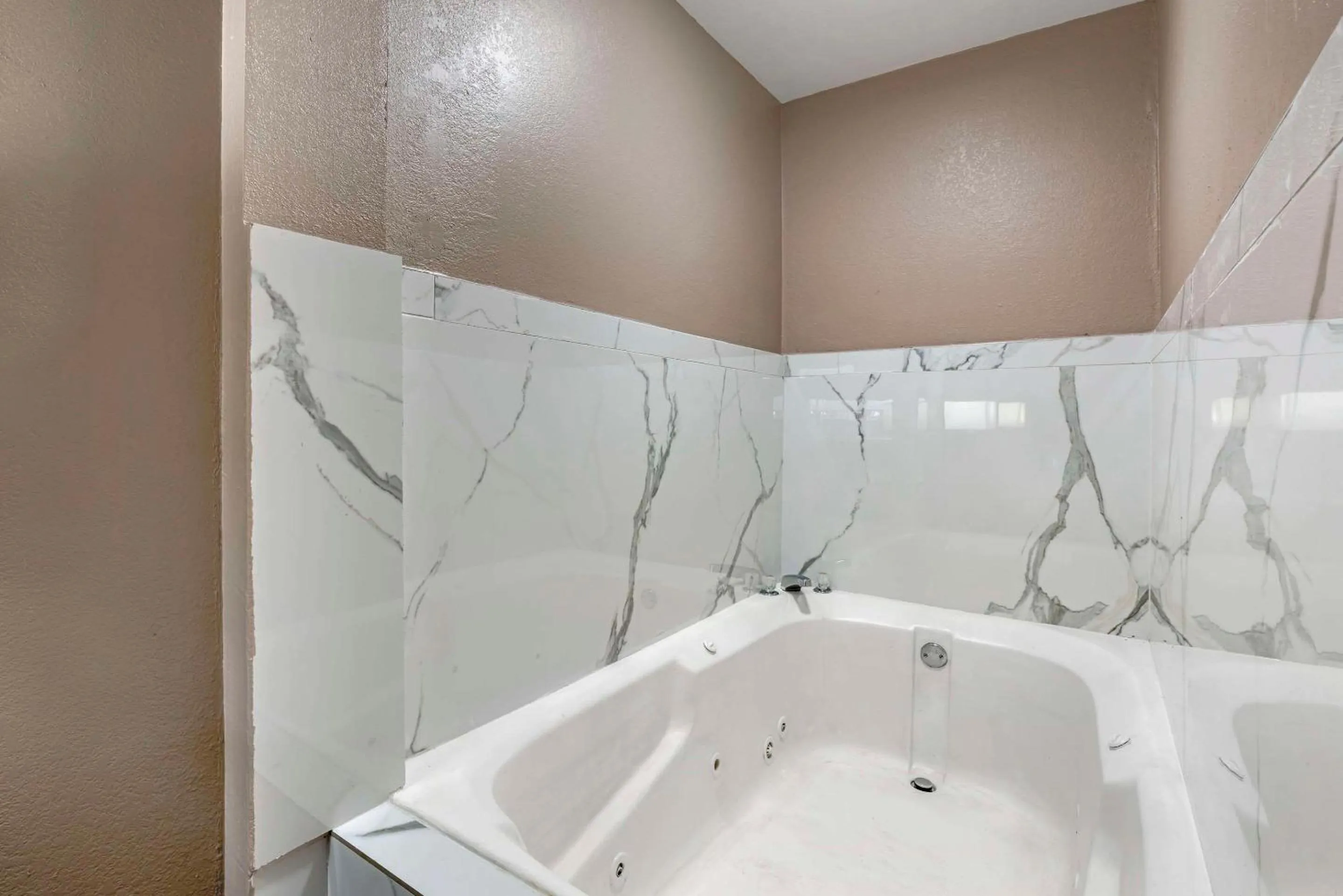 King Suite with Sofa Bed - Non Smoking in Americas Best Value Inn New Boston