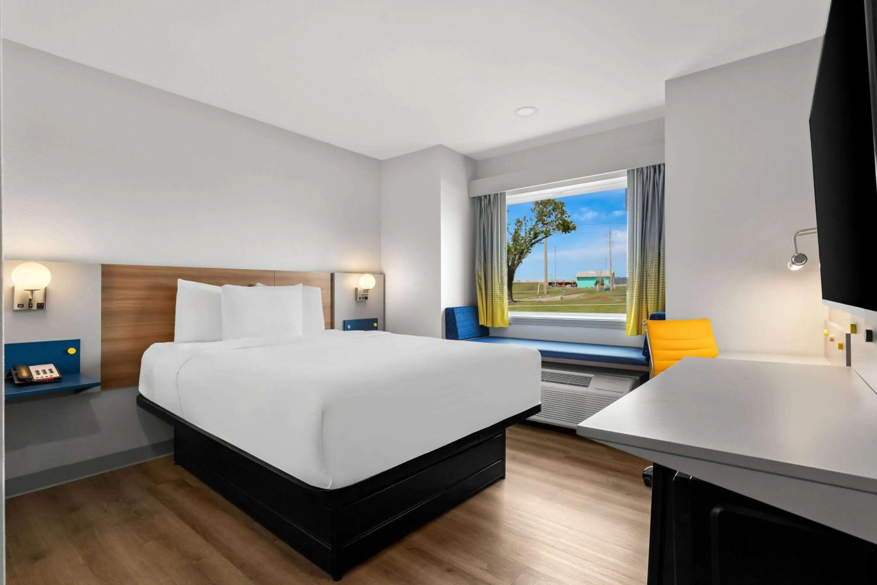 Queen Room - Non-Smoking in Microtel Inn & Suites by Wyndham Tulsa - Catoosa Route 66