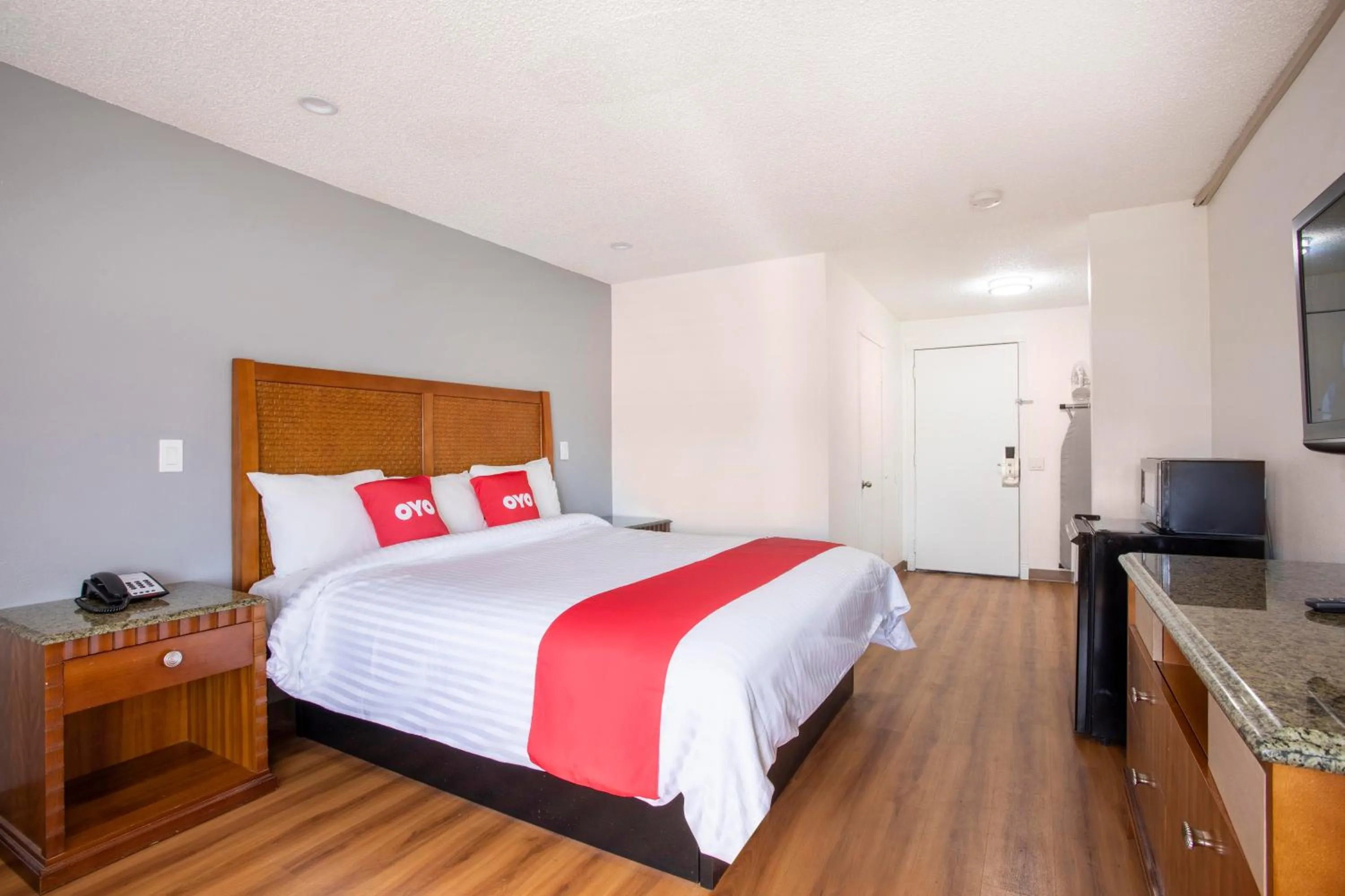 King Room in Hotel Palmdale - Antelope Valley -Listing Partner