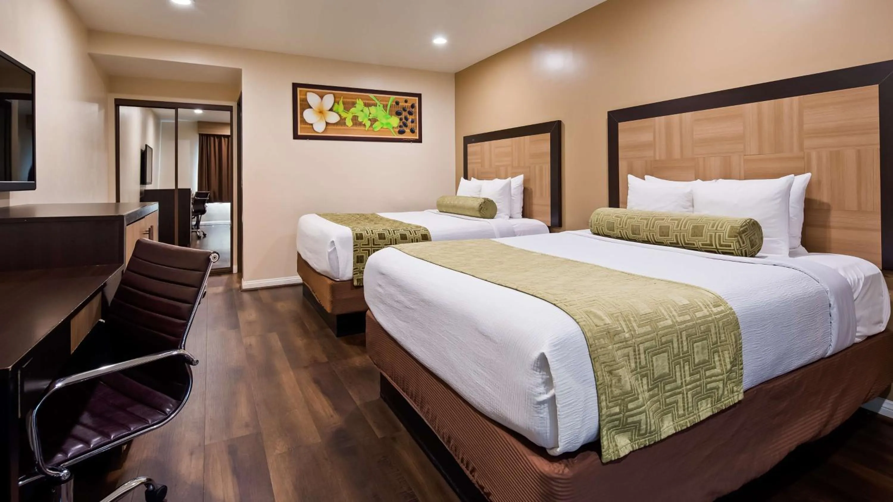 Queen Room with Two Queen Beds - Non-Smoking in Best Western Plus Glendale